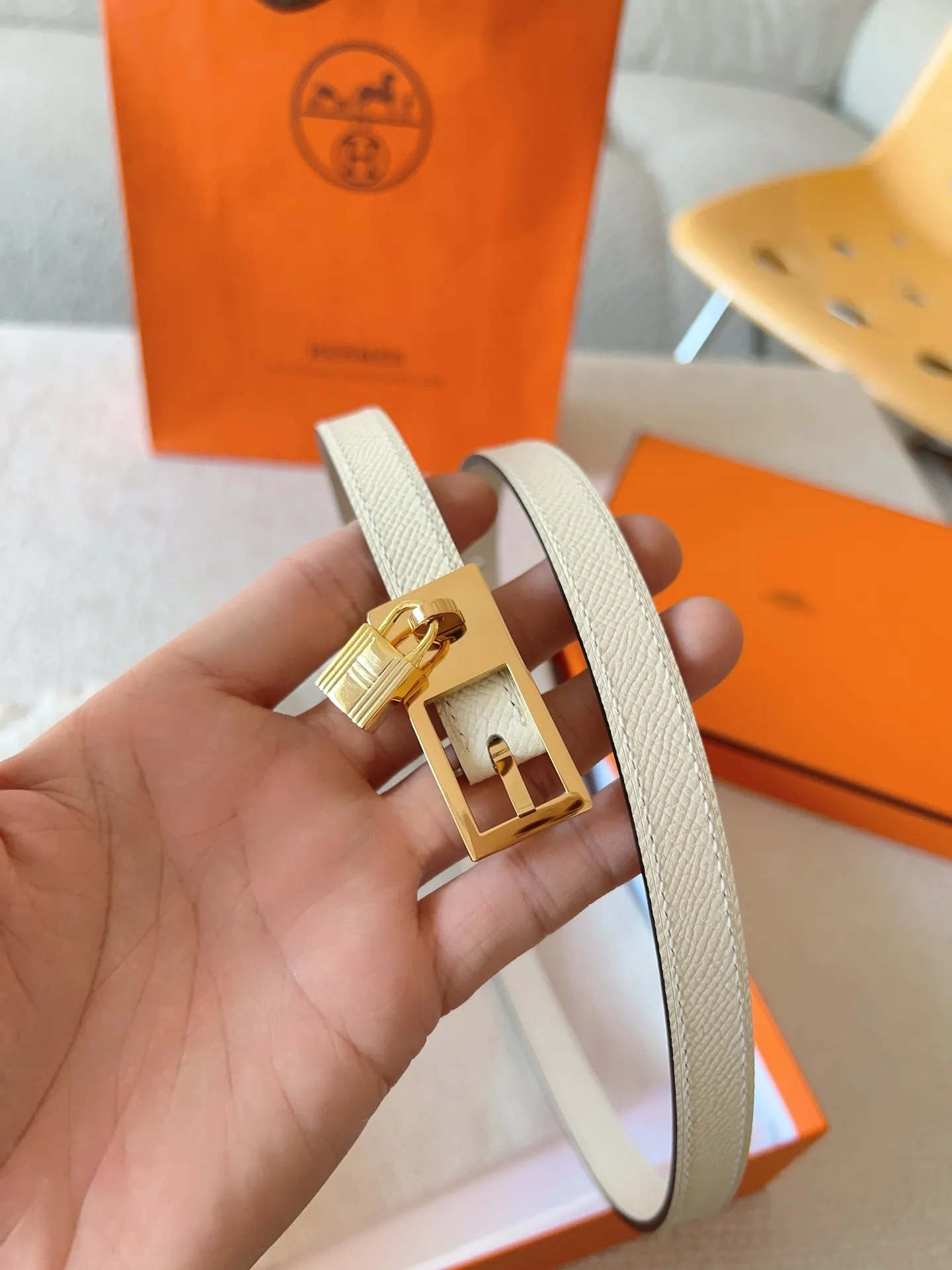 💰520💰Full set of packaging💰 💍Purchase level Hermes pin buckle series official website synchronized. Reversible leather belt in Swift and Epsom calfskin with metal belt buckle. The Lucky belt features a signature padlock that swings gracefully beneath the belt buckle, creating a fashionable accessory you won't want to put down. Belt width: 1.5cm