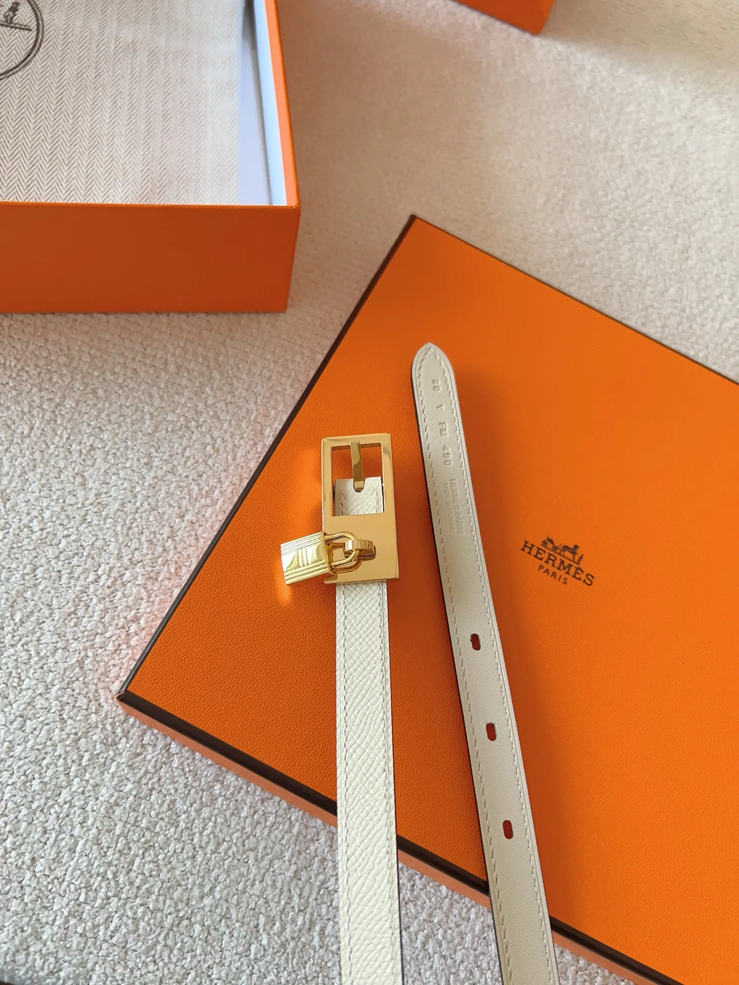 💰520💰Full set of packaging💰 💍Purchase level Hermes pin buckle series official website synchronized. Reversible leather belt in Swift and Epsom calfskin with metal belt buckle. The Lucky belt features a signature padlock that swings gracefully beneath the belt buckle, creating a fashionable accessory you won't want to put down. Belt width: 1.5cm