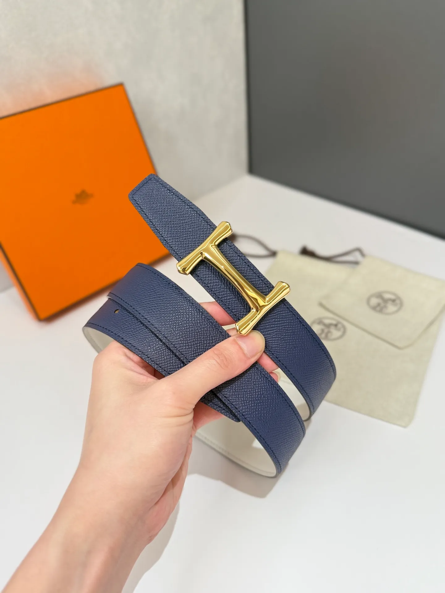 💰480💰Full package💰 💍Purchase level Hermès men's belts are highly respected for their exquisite craftsmanship, high-quality materials and classic designs, and are the top choice among men's fashion accessories. The most iconic design is the button with the "H" logo, which is simple, elegant and highly recognizable, suitable for business and leisure occasions. It is not only a practical accessory, but also a symbol of status and taste. Whether it is a business occasion or casual wear, it can add a sense of luxury and sophistication to the overall look ❤️32MM❤️