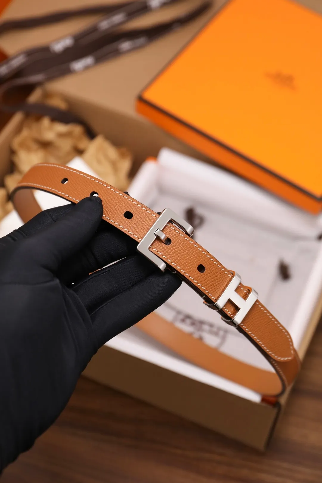 💰480💰Full package💰 💍Purchase level Hermès ⚡️🌹Ladies belt, width 2.0CM, top layer EP palm print calfskin with imported leather sole, fine workmanship, good quality. It's the perfect choice to pair with dresses and casual pants. Color; three colors, buckle: gold, silver, size: 90-110CM