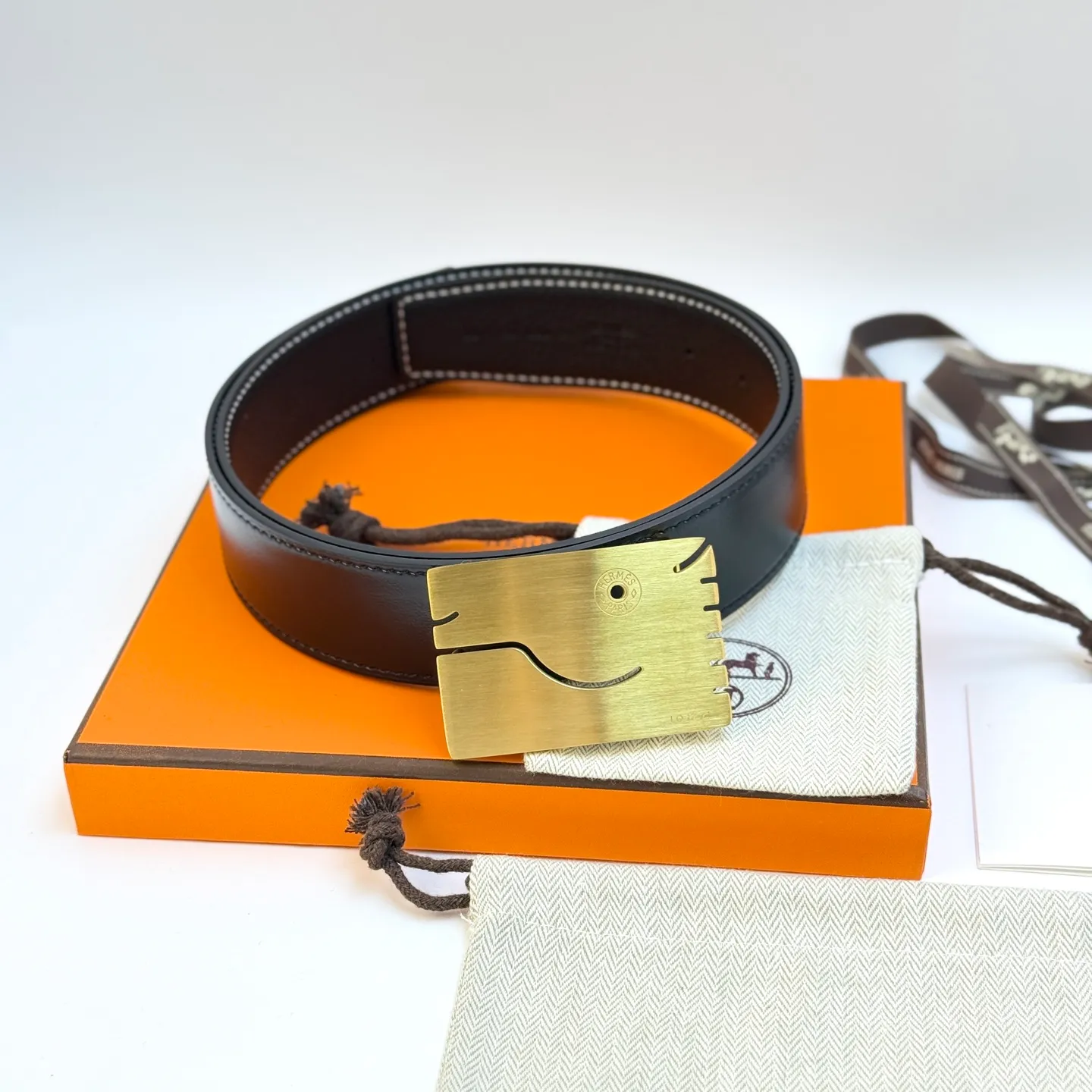 ❤️H 5382 Belt-Togo-38MM ❤️ 💰480💰Full package💰 💍Purchase level Hermès men's belts are highly respected for their exquisite craftsmanship, high-quality materials and classic designs, and are the top choice among men's fashion accessories. The most iconic design is the button with the "H" logo, which is simple, elegant and highly recognizable, suitable for business and leisure occasions. It is not only a practical accessory, but also a symbol of status and taste. Whether it is a business occasion or casual wear, it can add a sense of luxury and sophistication to the overall look.
