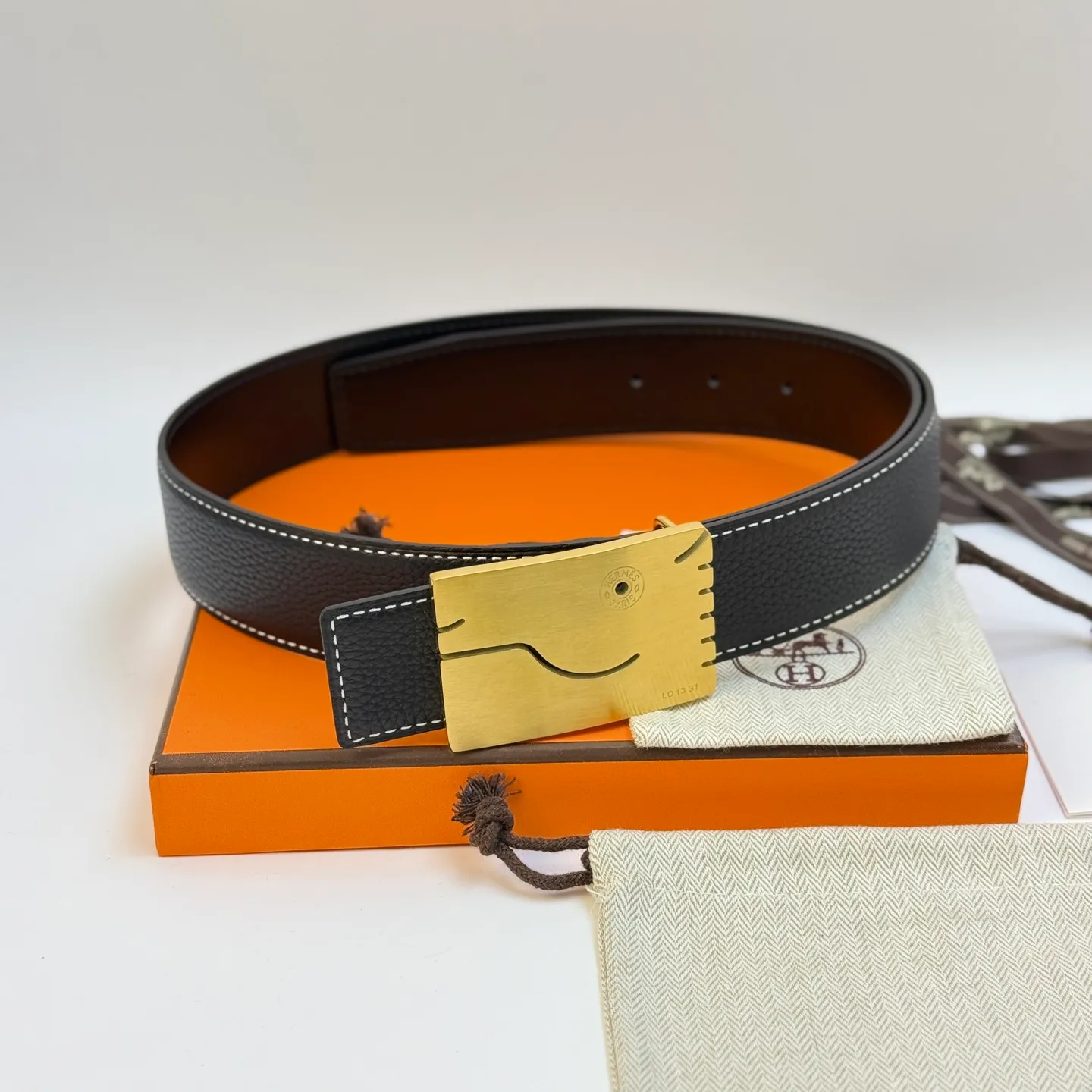 ❤️H 5382 Belt-Togo-38MM ❤️ 💰480💰Full package💰 💍Purchase level Hermès men's belts are highly respected for their exquisite craftsmanship, high-quality materials and classic designs, and are the top choice among men's fashion accessories. The most iconic design is the button with the "H" logo, which is simple, elegant and highly recognizable, suitable for business and leisure occasions. It is not only a practical accessory, but also a symbol of status and taste. Whether it is a business occasion or casual wear, it can add a sense of luxury and sophistication to the overall look.