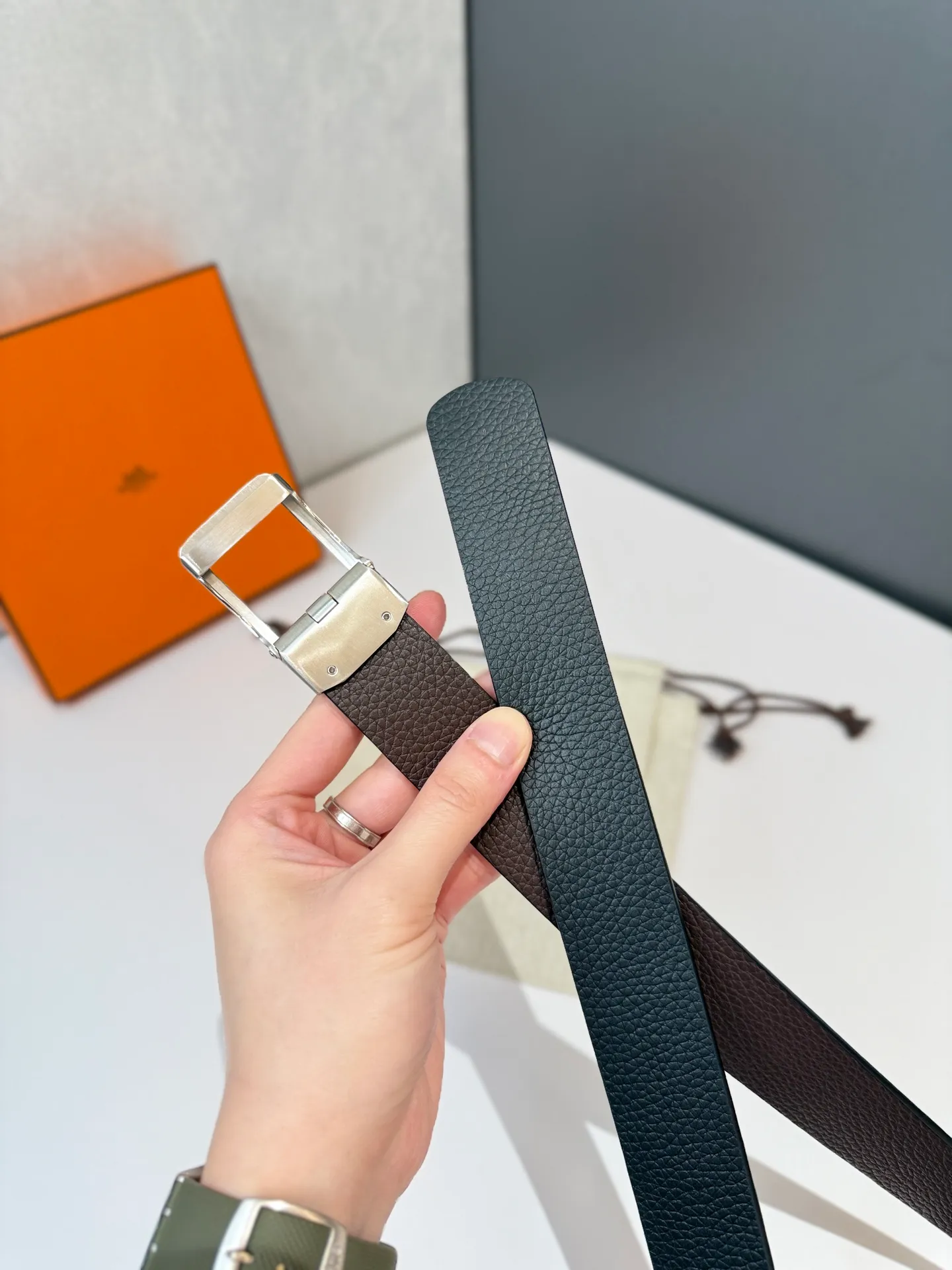 💰460💰Full package💰 💍Purchase level Hermès belt is one of the classic accessories of the luxury brand Hermès, famous for its high-quality leather, exquisite craftsmanship and iconic design. Automatic smooth buckle belt, stainless steel hardware, matching original leather belt body, adjustable length 🔝🔝🔝❤️❤️❤️