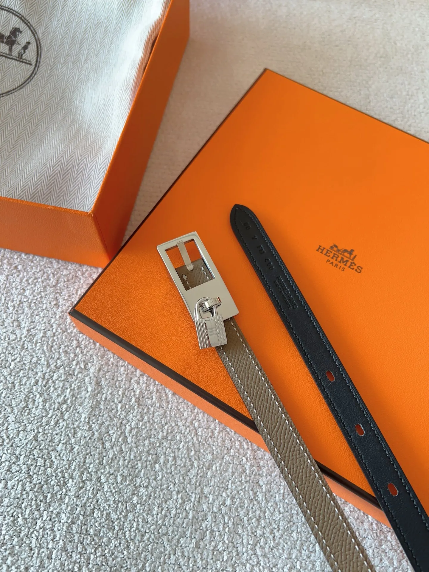 💰520💰Full set of packaging💰 💍Purchase level Hermes pin buckle series official website synchronized. Reversible leather belt in Swift and Epsom calfskin with metal belt buckle. The Lucky belt features a signature padlock that swings gracefully beneath the belt buckle, creating a fashionable accessory you won't want to put down. Belt width: 1.5cm