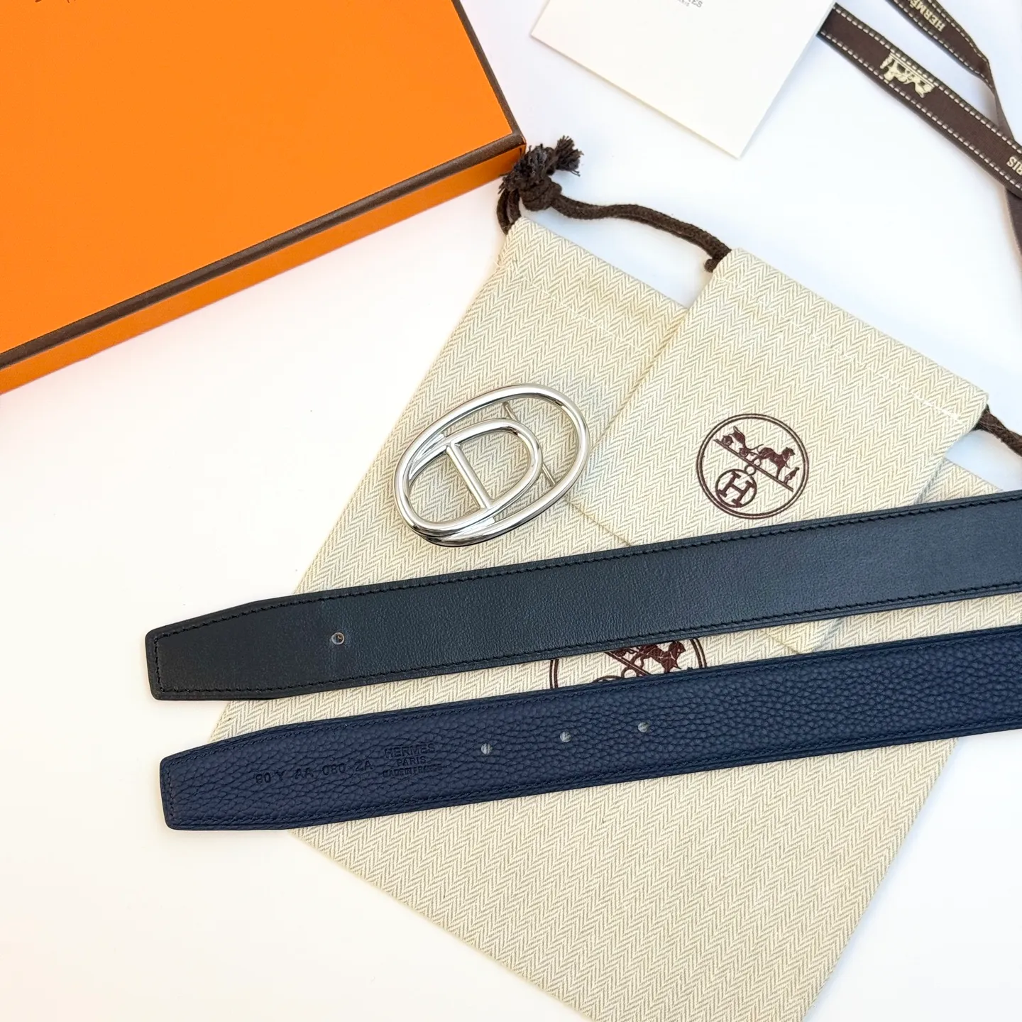 ❤️Odyssee Belt-Togo-32MM ❤️ 💰480💰Full package💰 💍Purchase level Hermès men's belts are highly respected for their exquisite craftsmanship, high-quality materials and classic designs, and are the top choice among men's fashion accessories. The most iconic design is the button with the "H" logo, which is simple, elegant and highly recognizable, suitable for business and leisure occasions. It is not only a practical accessory, but also a symbol of status and taste. Whether it is a business occasion or casual wear, it can add a sense of luxury and sophistication to the overall look.