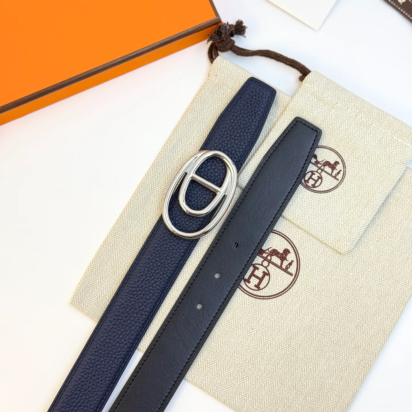 ❤️Odyssee Belt-Togo-32MM ❤️ 💰480💰Full package💰 💍Purchase level Hermès men's belts are highly respected for their exquisite craftsmanship, high-quality materials and classic designs, and are the top choice among men's fashion accessories. The most iconic design is the button with the "H" logo, which is simple, elegant and highly recognizable, suitable for business and leisure occasions. It is not only a practical accessory, but also a symbol of status and taste. Whether it is a business occasion or casual wear, it can add a sense of luxury and sophistication to the overall look.