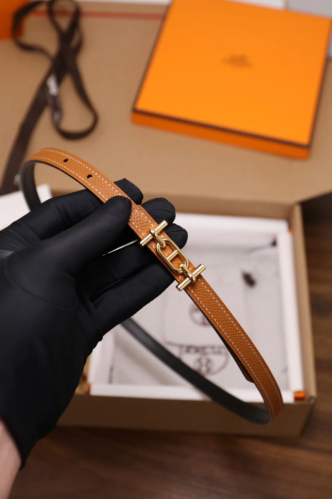 💰420💰Full package💰 💍Purchase grade Hermès⚡️🌹Width 1.3cm, first layer ep palmprint calfskin with plain calfskin base, double-sided. Dupu's diagonal stitching, Italian Finnis oil edges, and fine workmanship. Button head: pure copper, pure steel buckle (gold, silver) Size: 90-110cm