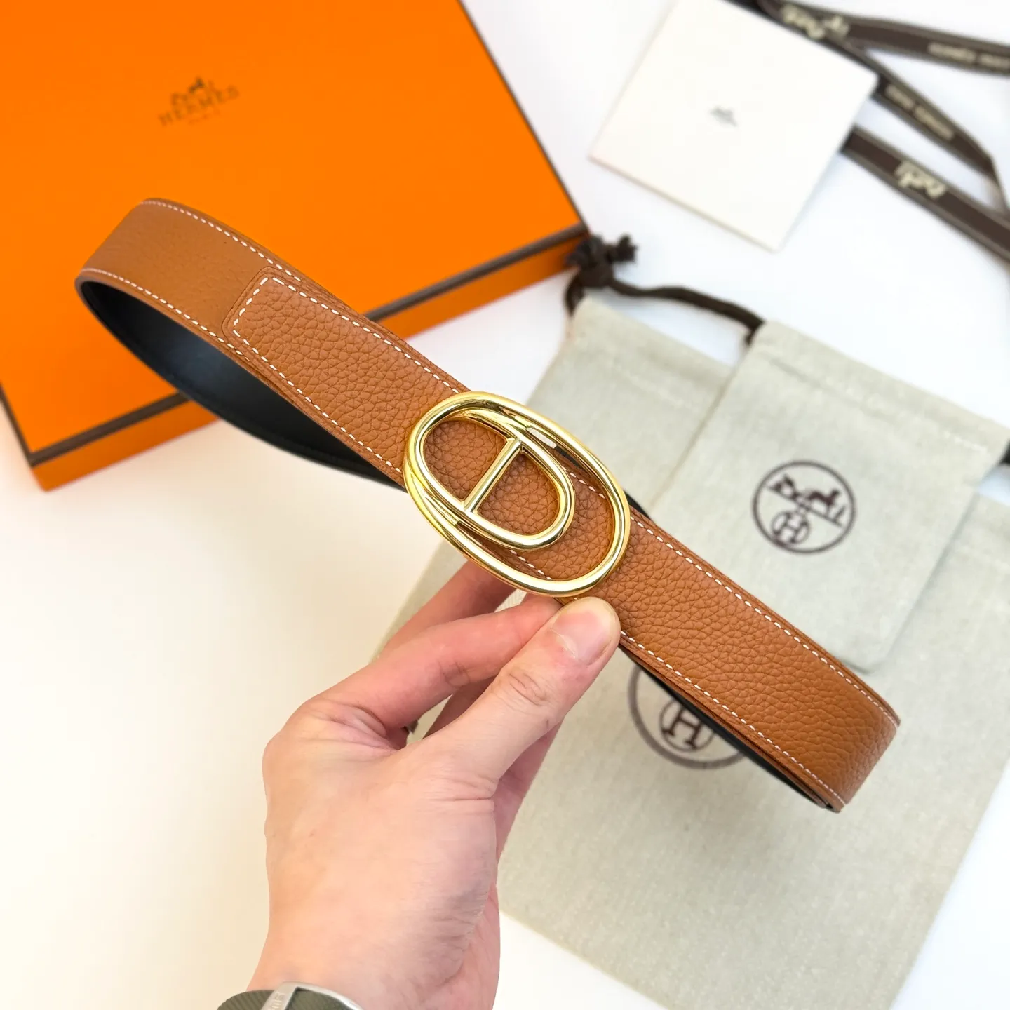 ❤️Odyssee Belt-Togo-32MM ❤️ 💰480💰Full package💰 💍Purchase level Hermès men's belts are highly respected for their exquisite craftsmanship, high-quality materials and classic designs, and are the top choice among men's fashion accessories. The most iconic design is the button with the "H" logo, which is simple, elegant and highly recognizable, suitable for business and leisure occasions. It is not only a practical accessory, but also a symbol of status and taste. Whether it is a business occasion or casual wear, it can add a sense of luxury and sophistication to the overall look.
