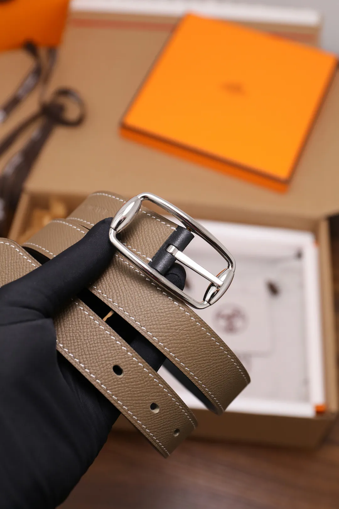 💰480💰Full package💰 💍Purchase level Hermès ⚡️🌹Latest spring and summer style Width 2.5CM Purely imported good leather, full-grain EP palm print leather, 2.0 thick calfskin base, no sandwich. The leather is soft and elastic, and the exquisitely designed belt can be used on both sides. Color: Black Elephant Gray Earthy Yellow Button: Gold Silver Size: 95-110cm