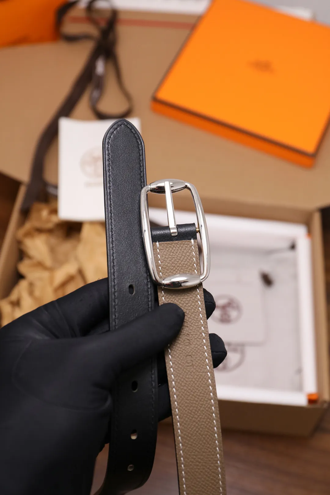 💰480💰Full package💰 💍Purchase level Hermès ⚡️🌹Latest spring and summer style Width 2.5CM Purely imported good leather, full-grain EP palm print leather, 2.0 thick calfskin base, no sandwich. The leather is soft and elastic, and the exquisitely designed belt can be used on both sides. Color: Black Elephant Gray Earthy Yellow Button: Gold Silver Size: 95-110cm