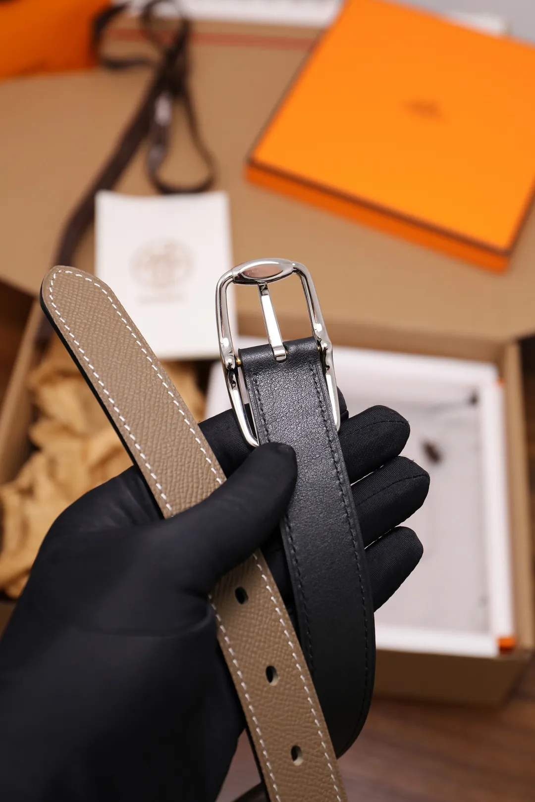 💰480💰Full package💰 💍Purchase level Hermès ⚡️🌹Latest spring and summer style Width 2.5CM Purely imported good leather, full-grain EP palm print leather, 2.0 thick calfskin base, no sandwich. The leather is soft and elastic, and the exquisitely designed belt can be used on both sides. Color: Black Elephant Gray Earthy Yellow Button: Gold Silver Size: 95-110cm