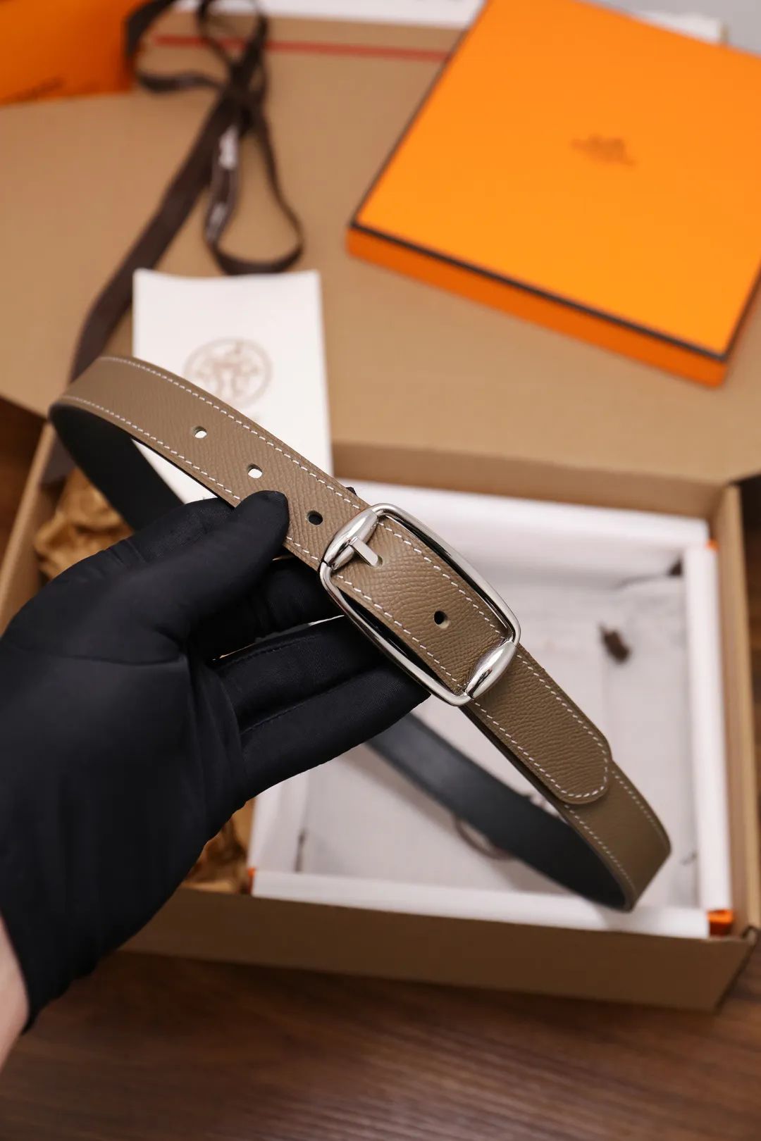 💰480💰Full package💰 💍Purchase level Hermès ⚡️🌹Latest spring and summer style Width 2.5CM Purely imported good leather, full-grain EP palm print leather, 2.0 thick calfskin base, no sandwich. The leather is soft and elastic, and the exquisitely designed belt can be used on both sides. Color: Black Elephant Gray Earthy Yellow Button: Gold Silver Size: 95-110cm