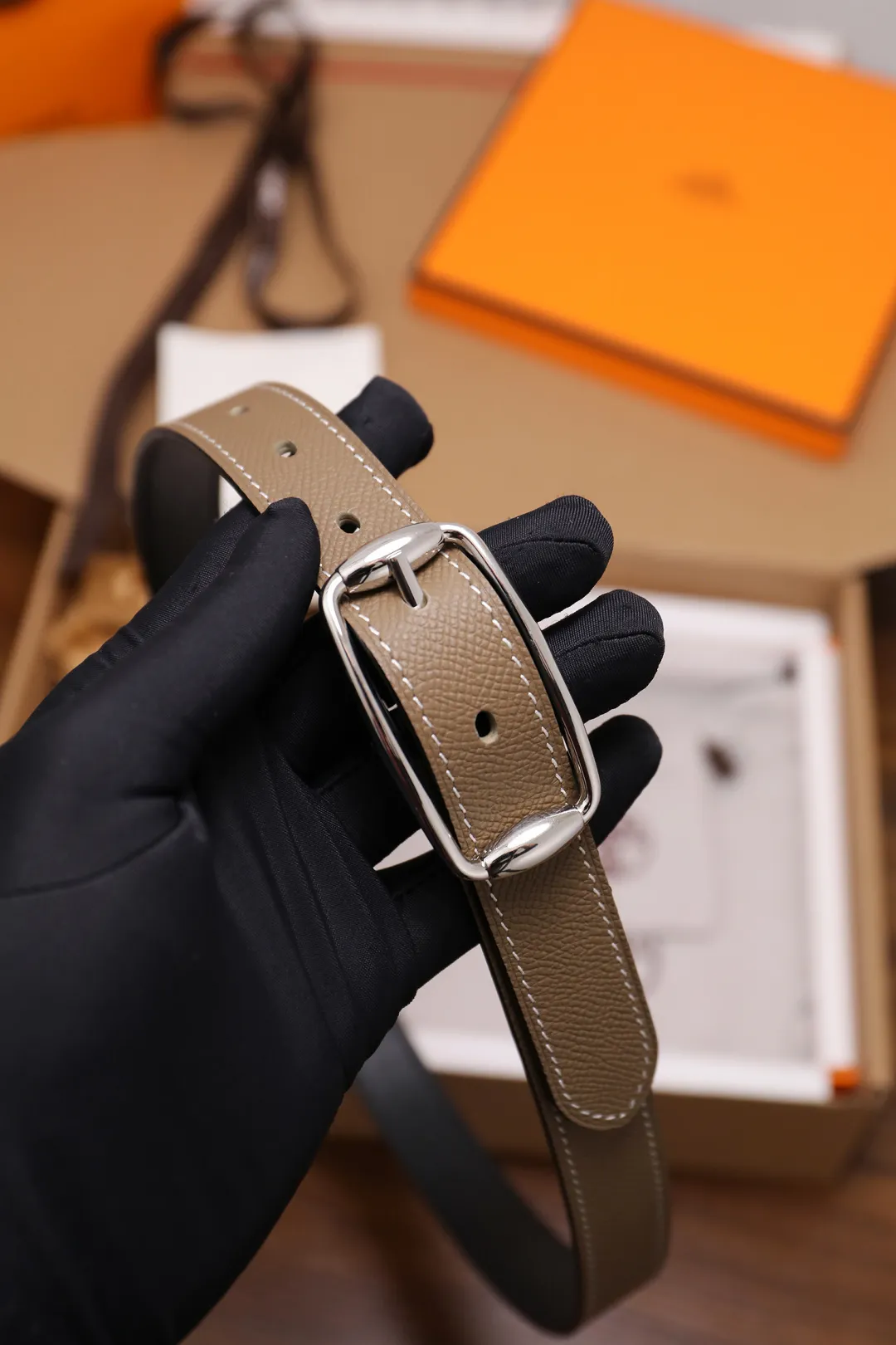 💰480💰Full package💰 💍Purchase level Hermès ⚡️🌹Latest spring and summer style Width 2.5CM Purely imported good leather, full-grain EP palm print leather, 2.0 thick calfskin base, no sandwich. The leather is soft and elastic, and the exquisitely designed belt can be used on both sides. Color: Black Elephant Gray Earthy Yellow Button: Gold Silver Size: 95-110cm