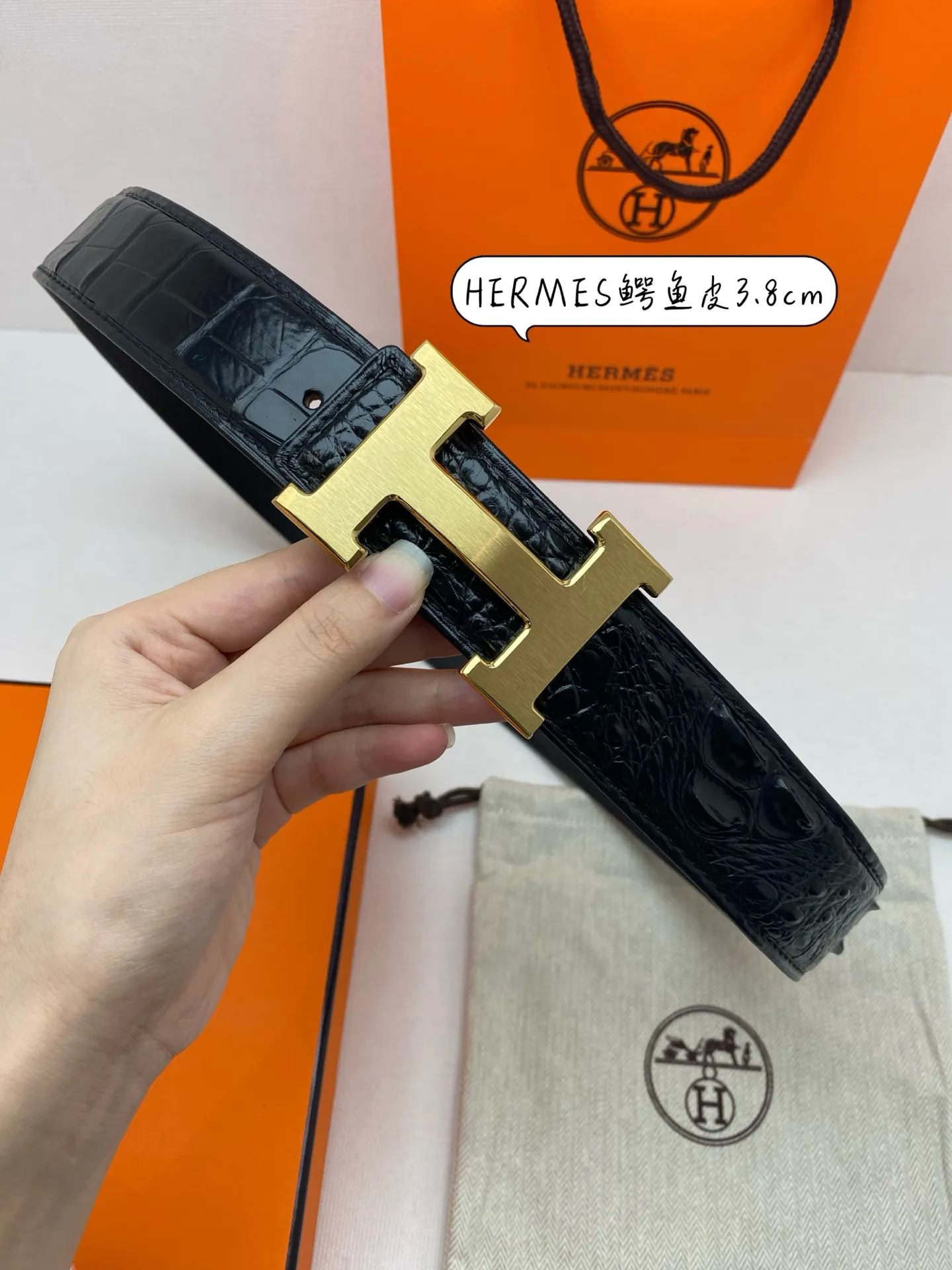 Hermes half-inch crocodile bone leather new stainless steel craftsman exquisite design, with crocodile double bone 🐊 high-end belt! Original base cowhide. Specially made for high-end people. Comes with high-end wooden box packaging. The first choice for holiday gifts is P800.