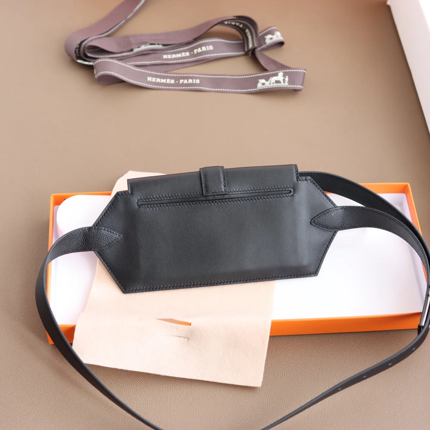 💰3320💰Full set of packaging💰 💍 HERMES original leather handmade ⚡️🌹waist bag/golden brown Elan Pocket 24～belt/size can hold Max large mobile phone, lipstick💄, ID, passport. In addition to being used as a waist bag, it can also be used as a cross-body bag and a chest bag. The size M leather is about 28-31 inches. There is room for length and you can punch holes if needed.