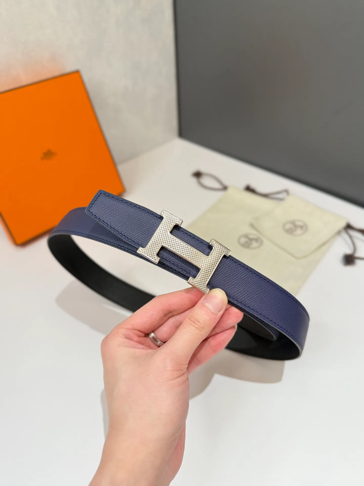 💰480💰Full package💰 💍Purchase level Hermès men's belts are highly respected for their exquisite craftsmanship, high-quality materials and classic designs, and are the top choice among men's fashion accessories. The most iconic design is the button with the "H" logo, which is simple, elegant and highly recognizable, suitable for business and leisure occasions. It is not only a practical accessory, but also a symbol of status and taste. Whether it is a business occasion or casual wear, it can add a sense of luxury and sophistication to the overall look ❤️32MM❤️