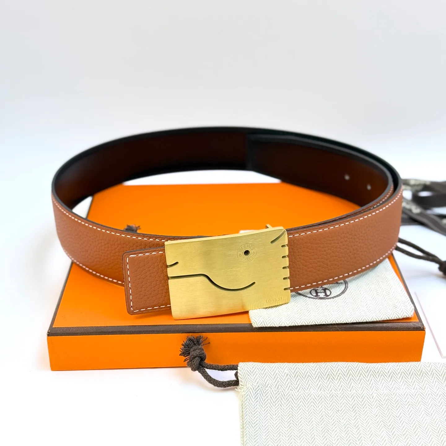 ❤️H 5382 Belt-Togo-38MM ❤️ 💰480💰Full package💰 💍Purchase level Hermès men's belts are highly respected for their exquisite craftsmanship, high-quality materials and classic designs, and are the top choice among men's fashion accessories. The most iconic design is the button with the "H" logo, which is simple, elegant and highly recognizable, suitable for business and leisure occasions. It is not only a practical accessory, but also a symbol of status and taste. Whether it is a business occasion or casual wear, it can add a sense of luxury and sophistication to the overall look.