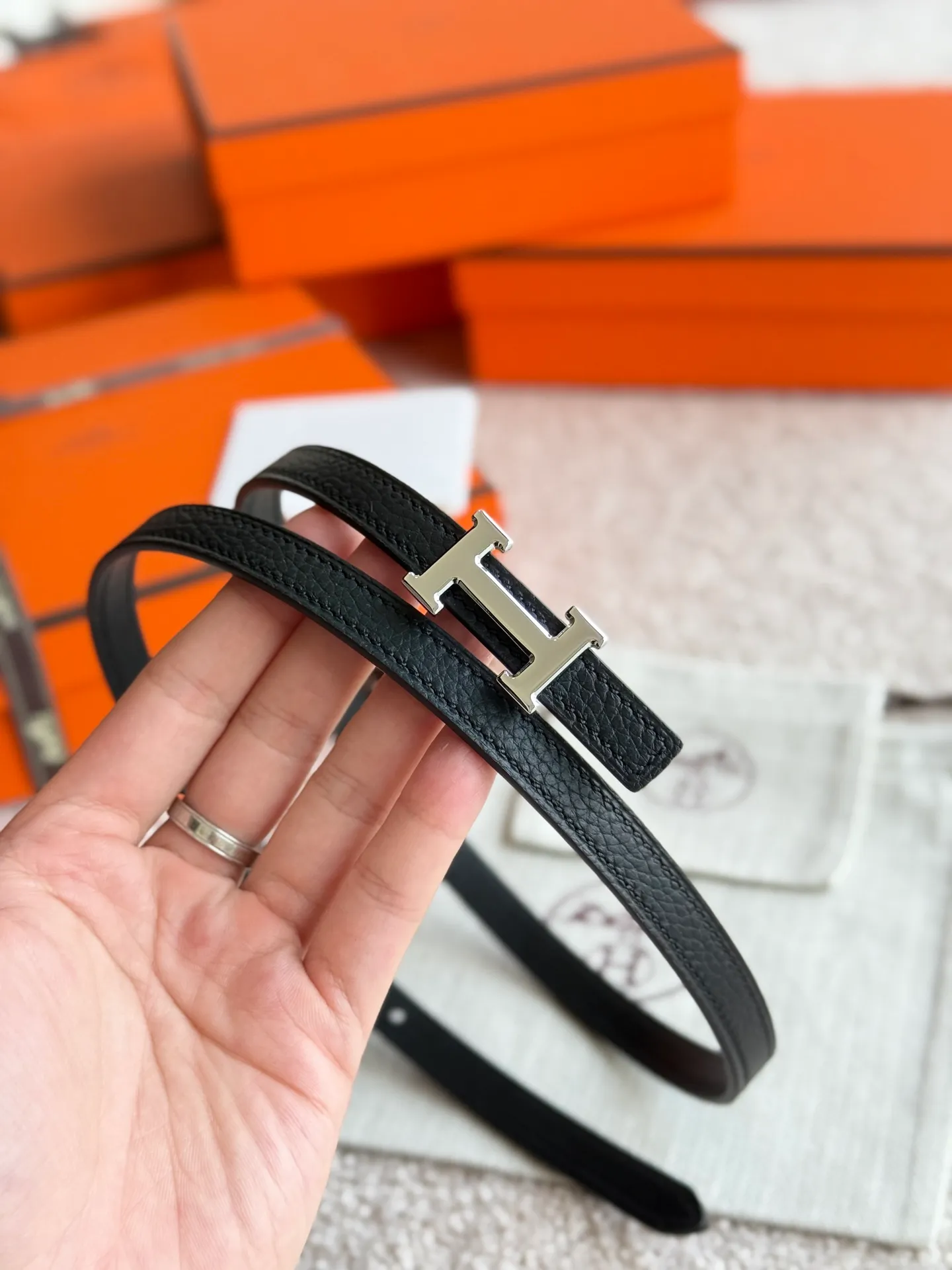 💰420💰Full package💰 💍Purchase level Hermès ⚡️🌹Mini H 5382 Fine hardware with imported togo leather Width 13MM Hermes women's belt is highly praised for its exquisite craftsmanship, high-quality materials and classic design. It is the top choice for women's belts. It is simple and elegant. The product has a delicate feel. It is not only a practical accessory, but also adds highlights to the overall look ♥️