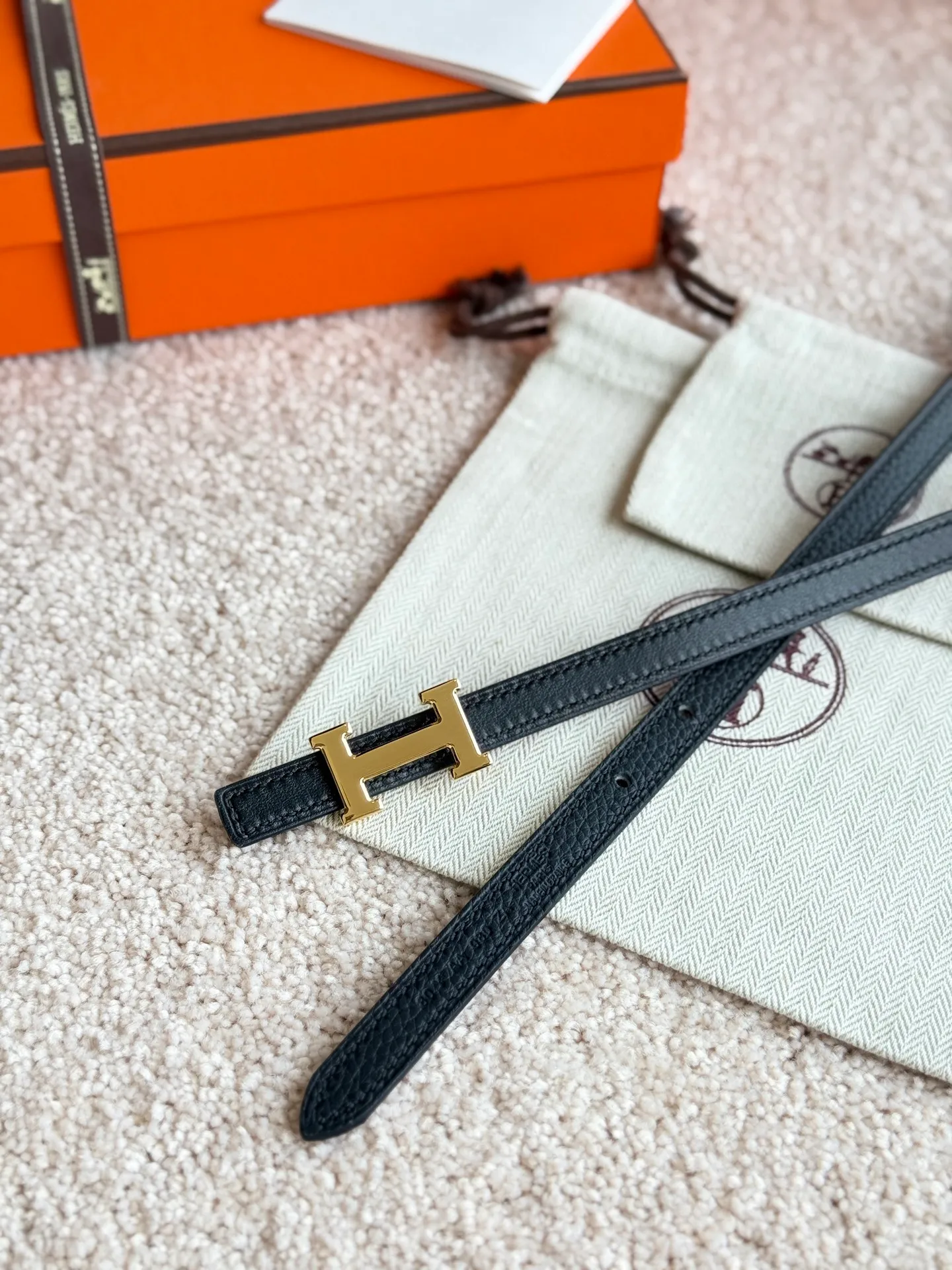 💰420💰Full package💰 💍Purchase level Hermès ⚡️🌹Mini H 5382 Fine hardware with imported togo leather Width 13MM Hermes women's belt is highly praised for its exquisite craftsmanship, high-quality materials and classic design. It is the top choice for women's belts. It is simple and elegant. The product has a delicate feel. It is not only a practical accessory, but also adds highlights to the overall look ♥️