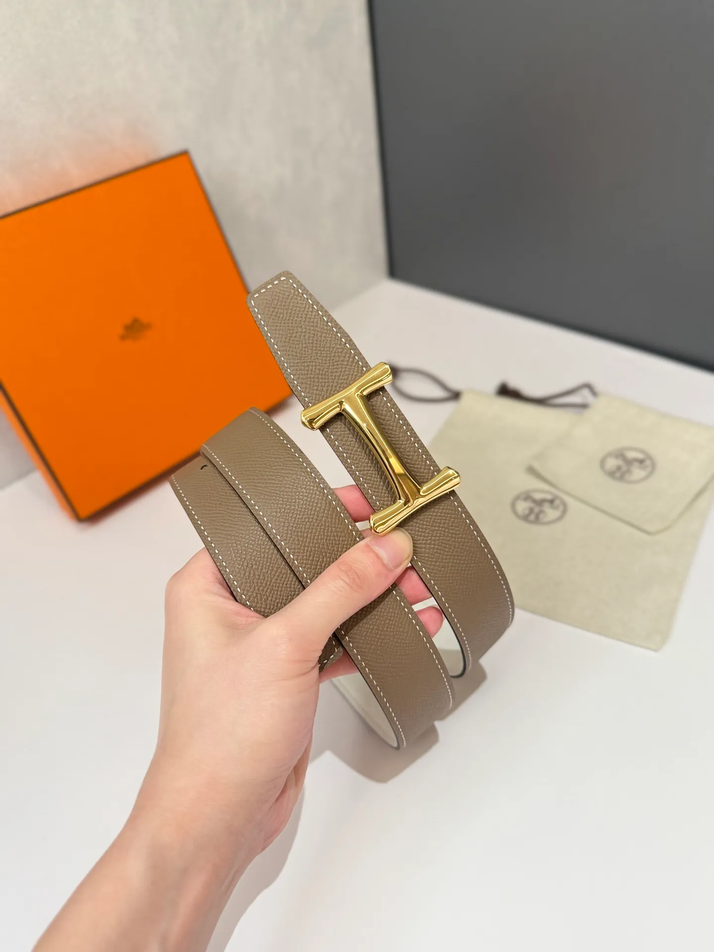 💰480💰Full package💰 💍Purchase level Hermès men's belts are highly respected for their exquisite craftsmanship, high-quality materials and classic designs, and are the top choice among men's fashion accessories. The most iconic design is the button with the "H" logo, which is simple, elegant and highly recognizable, suitable for business and leisure occasions. It is not only a practical accessory, but also a symbol of status and taste. Whether it is a business occasion or casual wear, it can add a sense of luxury and sophistication to the overall look ❤️32MM❤️