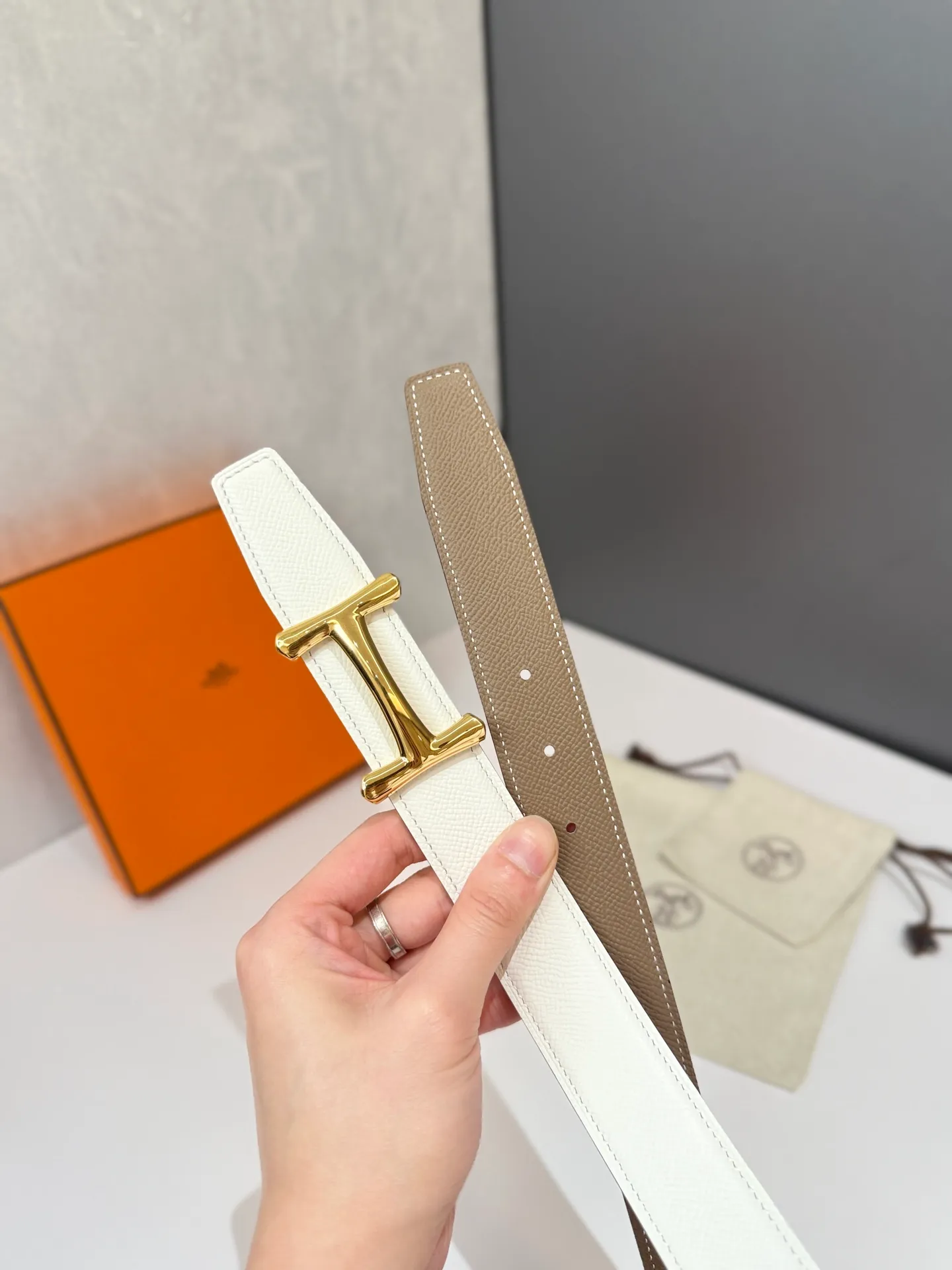 💰480💰Full package💰 💍Purchase level Hermès men's belts are highly respected for their exquisite craftsmanship, high-quality materials and classic designs, and are the top choice among men's fashion accessories. The most iconic design is the button with the "H" logo, which is simple, elegant and highly recognizable, suitable for business and leisure occasions. It is not only a practical accessory, but also a symbol of status and taste. Whether it is a business occasion or casual wear, it can add a sense of luxury and sophistication to the overall look ❤️32MM❤️
