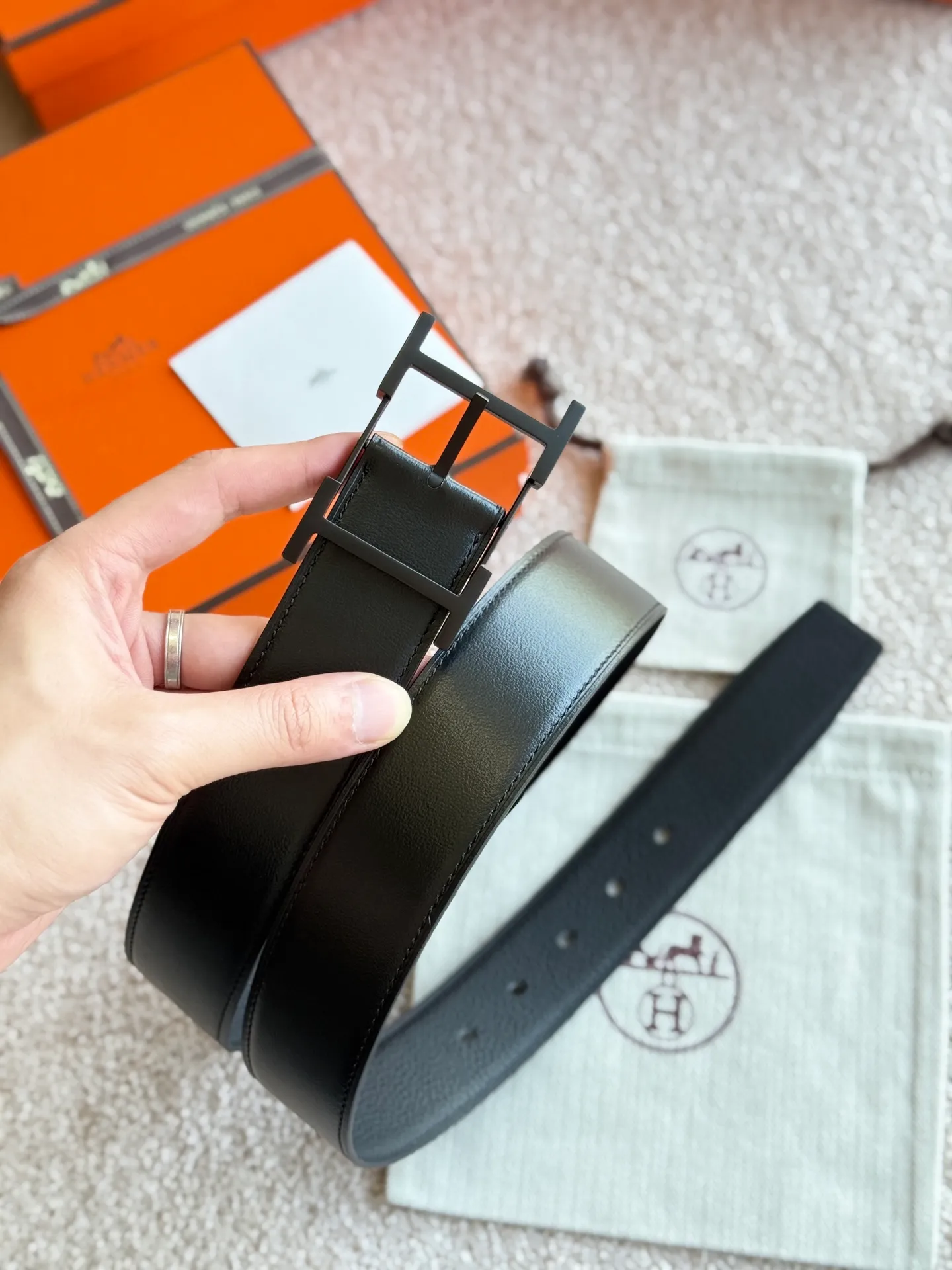 💰520💰Full set of packaging💰 💍Purchasing agent level Hermes⚡️🌹The counter sister recommends sharing Black Samurai belt, width 38mm, high-quality double-sided original leather with fine pin buckle, high-quality high-quality⚡️🌹Seiko production, detailed pictures, gold medal sales counter sister real-life shooting, high-end luxury