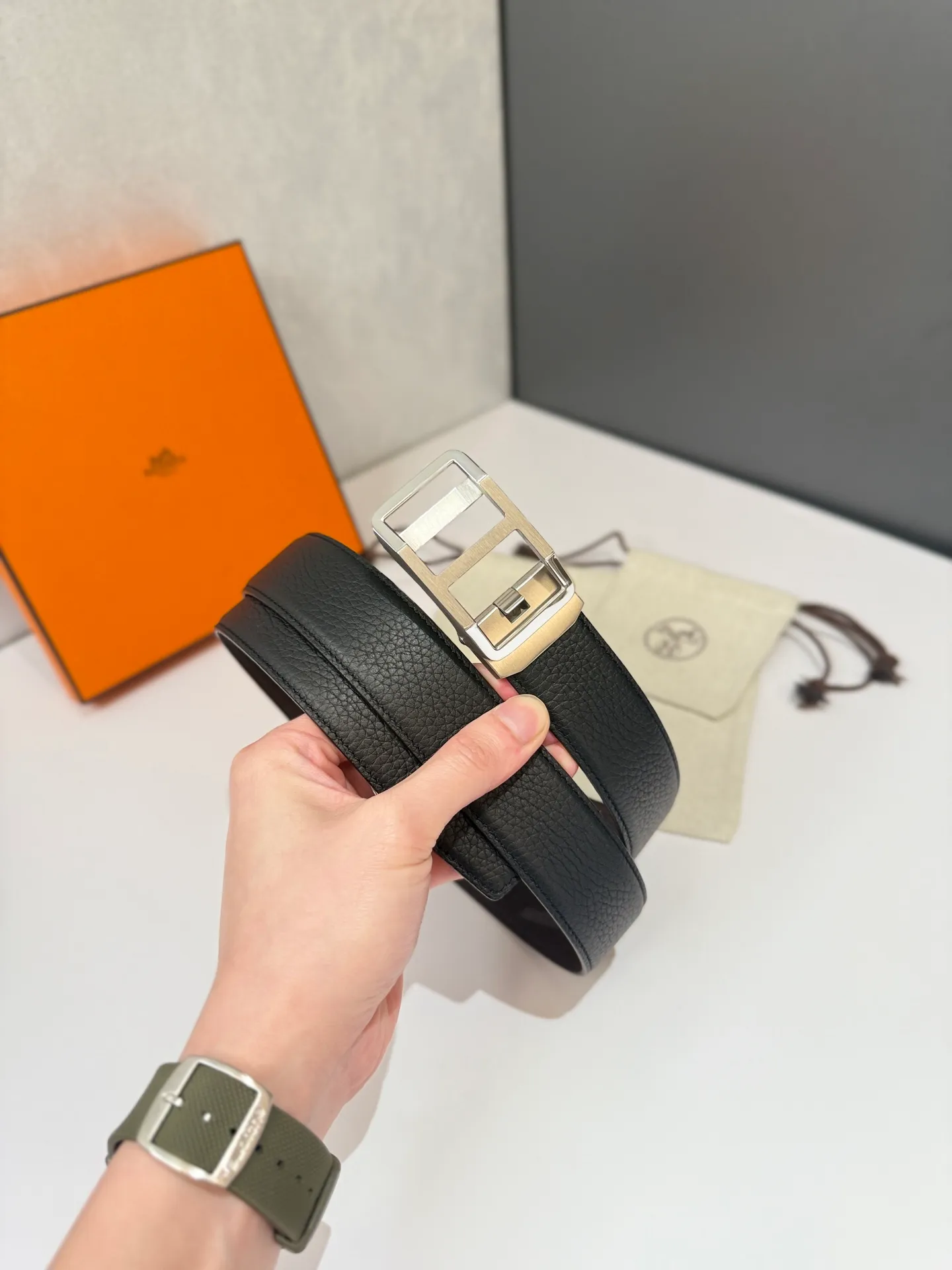 💰460💰Full package💰 💍Purchase level Hermès belt is one of the classic accessories of the luxury brand Hermès, famous for its high-quality leather, exquisite craftsmanship and iconic design. Automatic smooth buckle belt, stainless steel hardware, matching original leather belt body, adjustable length 🔝🔝🔝❤️❤️❤️