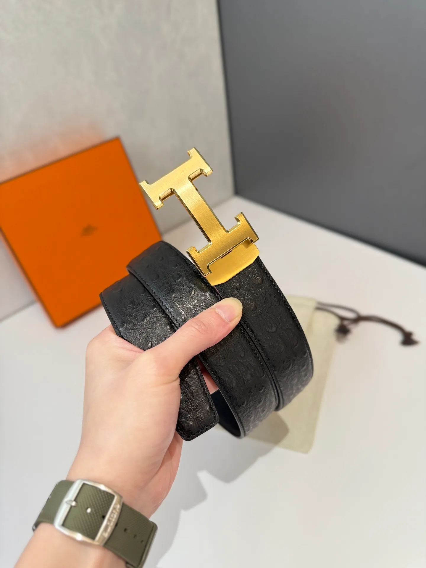 💰460💰Full package💰 💍Purchase level Hermès belt is one of the classic accessories of the luxury brand Hermès, famous for its high-quality leather, exquisite craftsmanship and iconic design. Automatic smooth buckle belt, stainless steel hardware, matching original leather belt body, adjustable length