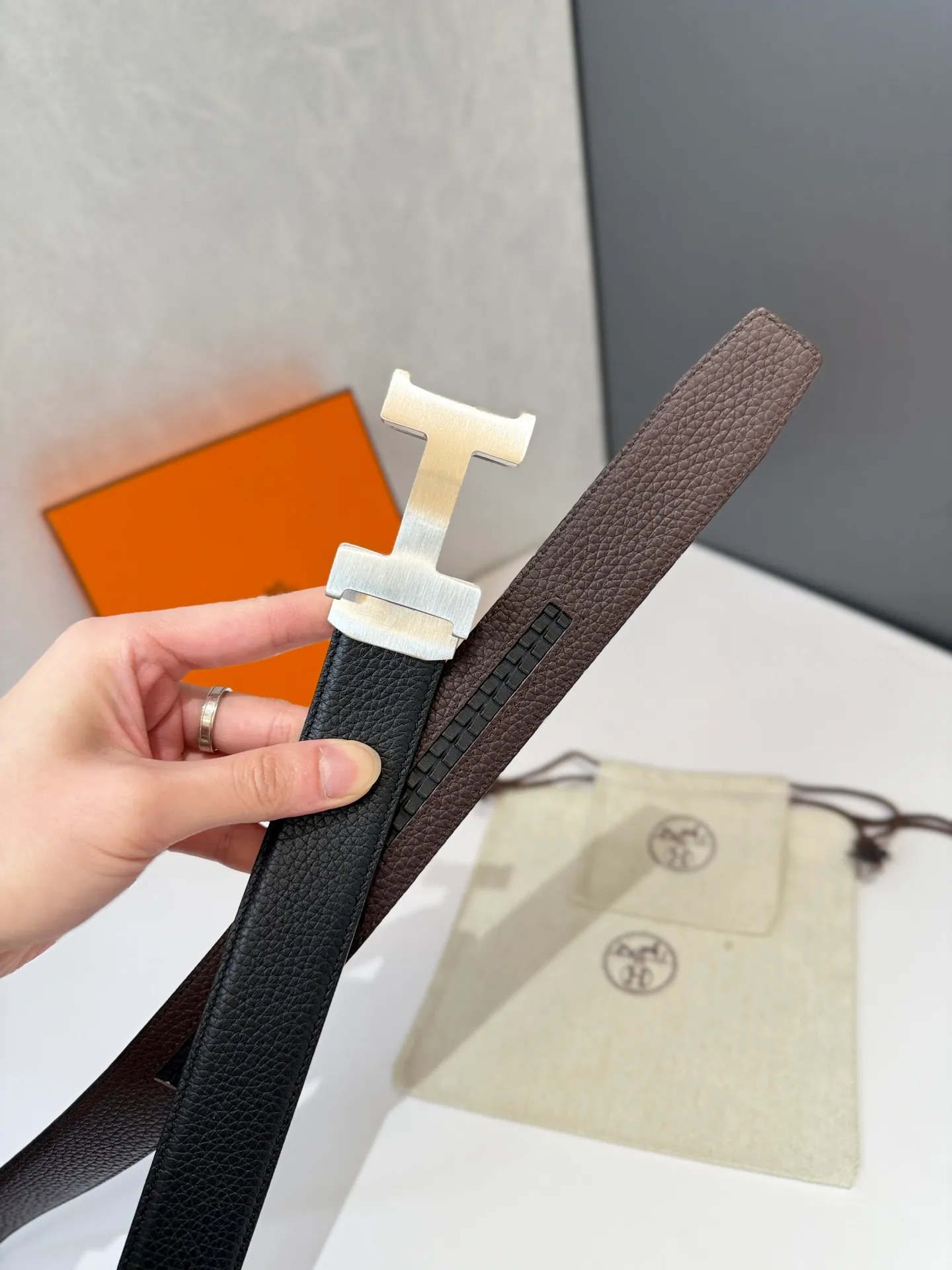 💰460💰Full package💰 💍Purchase level Hermès belt is one of the classic accessories of the luxury brand Hermès, famous for its high-quality leather, exquisite craftsmanship and iconic design. Automatic smooth buckle belt, stainless steel hardware, matching original leather belt body, adjustable length