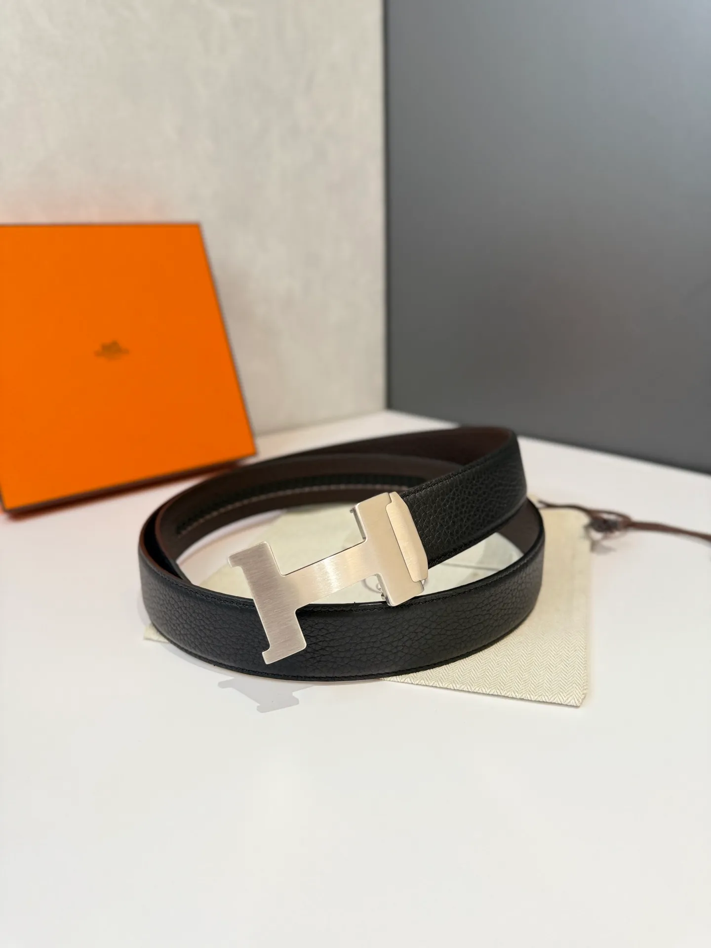 💰460💰Full package💰 💍Purchase level Hermès belt is one of the classic accessories of the luxury brand Hermès, famous for its high-quality leather, exquisite craftsmanship and iconic design. Automatic smooth buckle belt, stainless steel hardware, matching original leather belt body, adjustable length