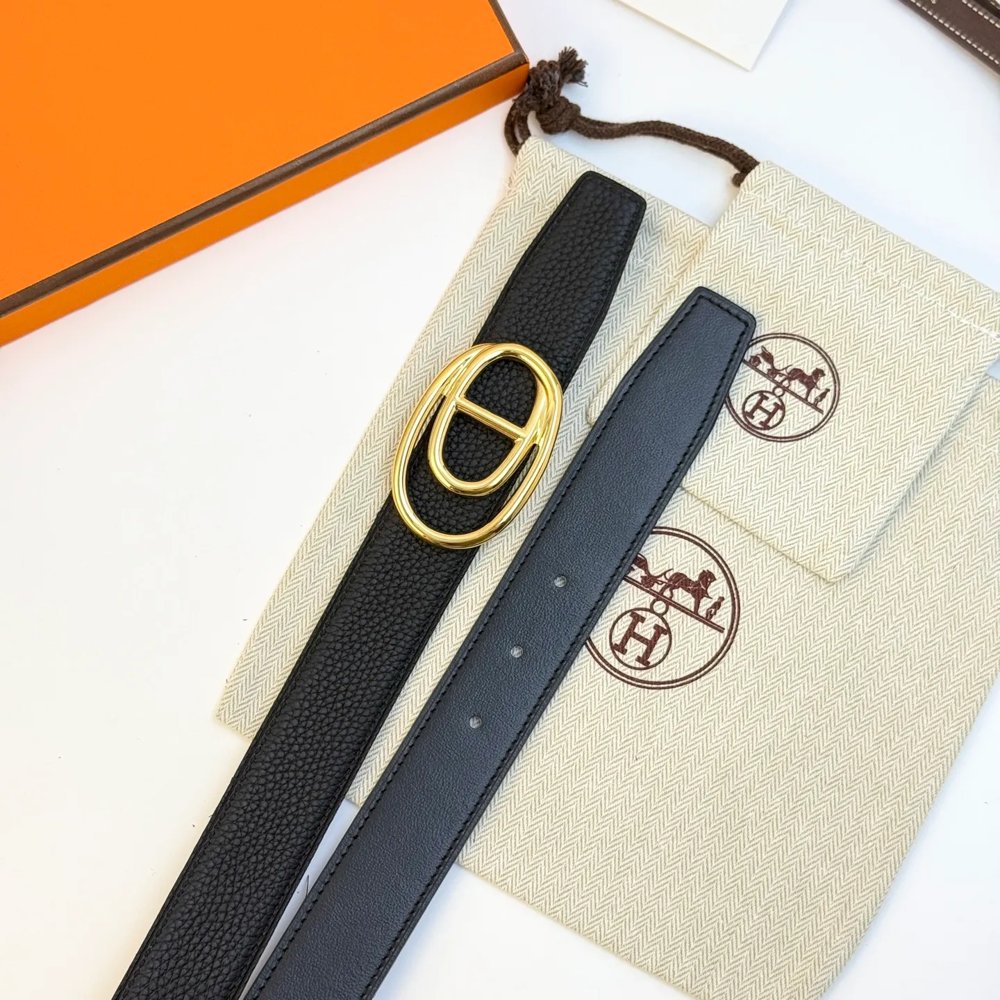❤️Odyssee Belt-Togo-32MM ❤️ 💰480💰Full package💰 💍Purchase level Hermès men's belts are highly respected for their exquisite craftsmanship, high-quality materials and classic designs, and are the top choice among men's fashion accessories. The most iconic design is the button with the "H" logo, which is simple, elegant and highly recognizable, suitable for business and leisure occasions. It is not only a practical accessory, but also a symbol of status and taste. Whether it is a business occasion or casual wear, it can add a sense of luxury and sophistication to the overall look.