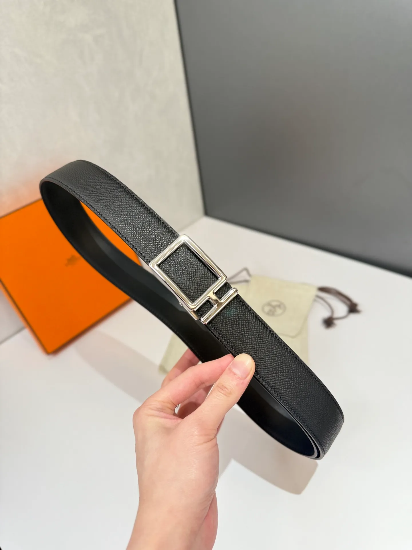 💰460💰Full package💰 💍Purchase level Hermès belt is one of the classic accessories of the luxury brand Hermès, famous for its high-quality leather, exquisite craftsmanship and iconic design. Automatic smooth buckle belt, stainless steel hardware, matching original leather belt body, adjustable length 🔝🔝🔝❤️❤️❤️