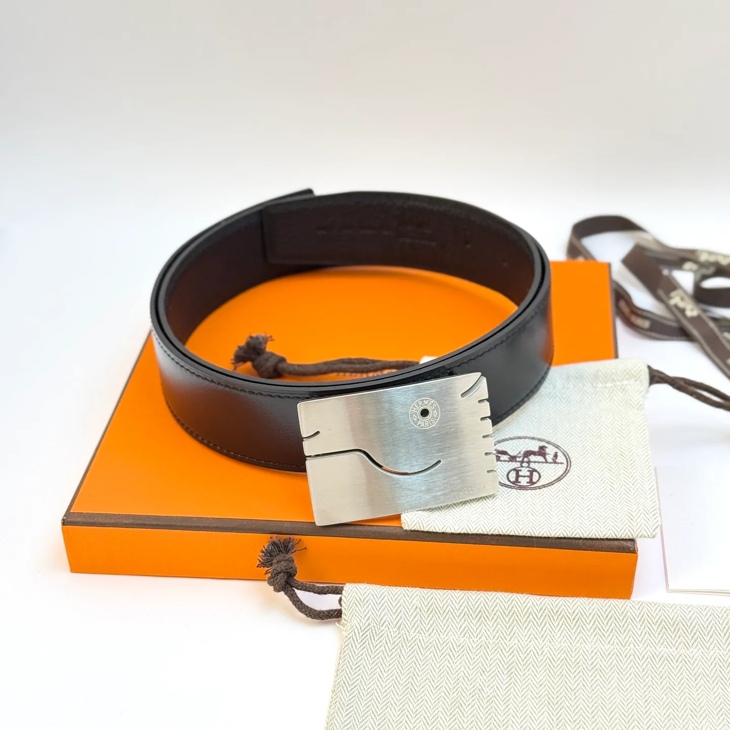 ❤️H 5382 Belt-Togo-38MM ❤️ 💰480💰Full package💰 💍Purchase level Hermès men's belts are highly respected for their exquisite craftsmanship, high-quality materials and classic designs, and are the top choice among men's fashion accessories. The most iconic design is the button with the "H" logo, which is simple, elegant and highly recognizable, suitable for business and leisure occasions. It is not only a practical accessory, but also a symbol of status and taste. Whether it is a business occasion or casual wear, it can add a sense of luxury and sophistication to the overall look.