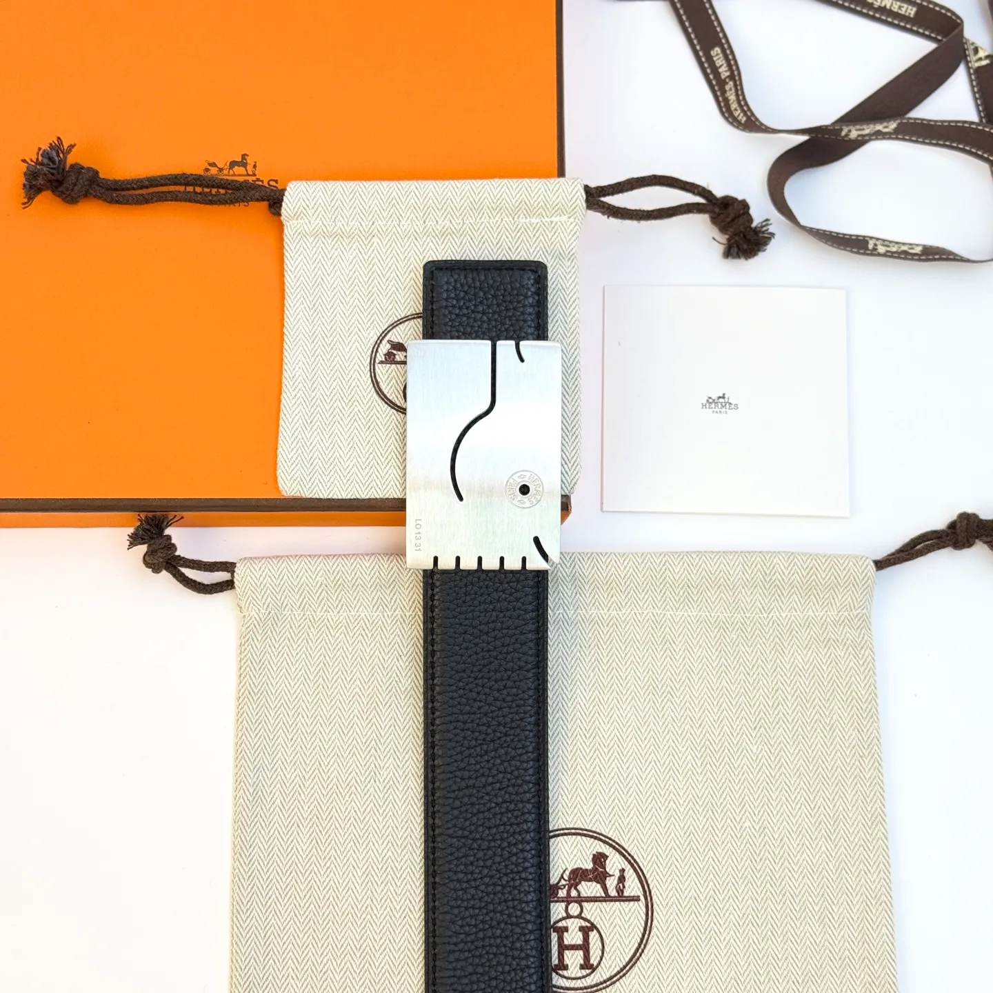 ❤️H 5382 Belt-Togo-38MM ❤️ 💰480💰Full package💰 💍Purchase level Hermès men's belts are highly respected for their exquisite craftsmanship, high-quality materials and classic designs, and are the top choice among men's fashion accessories. The most iconic design is the button with the "H" logo, which is simple, elegant and highly recognizable, suitable for business and leisure occasions. It is not only a practical accessory, but also a symbol of status and taste. Whether it is a business occasion or casual wear, it can add a sense of luxury and sophistication to the overall look.
