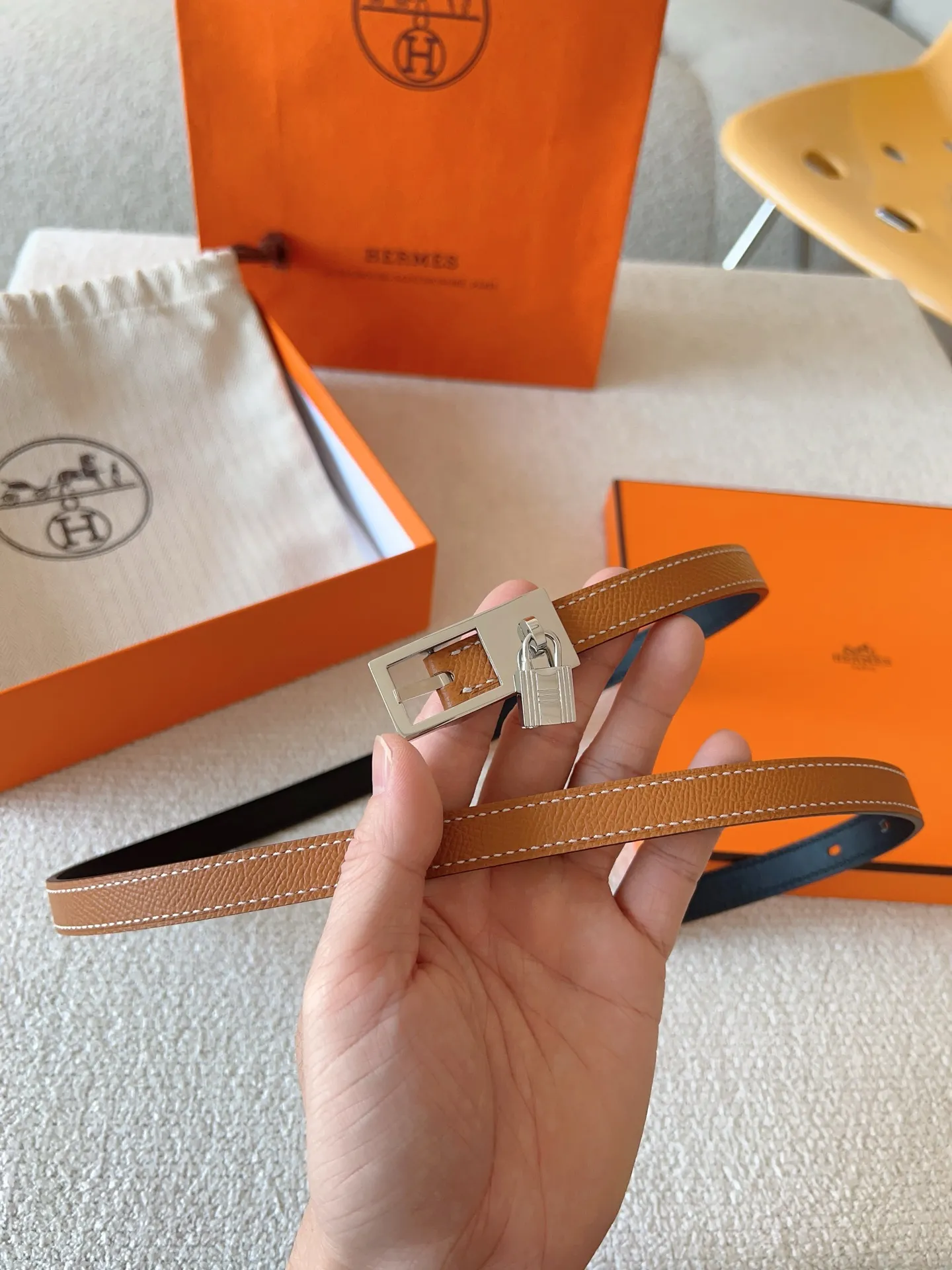 💰520💰Full set of packaging💰 💍Purchase level Hermes pin buckle series official website synchronized. Reversible leather belt in Swift and Epsom calfskin with metal belt buckle. The Lucky belt features a signature padlock that swings gracefully beneath the belt buckle, creating a fashionable accessory you won't want to put down. Belt width: 1.5cm