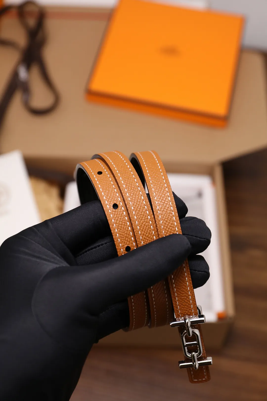 💰420💰Full package💰 💍Purchase grade Hermès⚡️🌹Width 1.3cm, first layer ep palmprint calfskin with plain calfskin base, double-sided. Dupu's diagonal stitching, Italian Finnis oil edges, and fine workmanship. Button head: pure copper, pure steel buckle (gold, silver) Size: 90-110cm