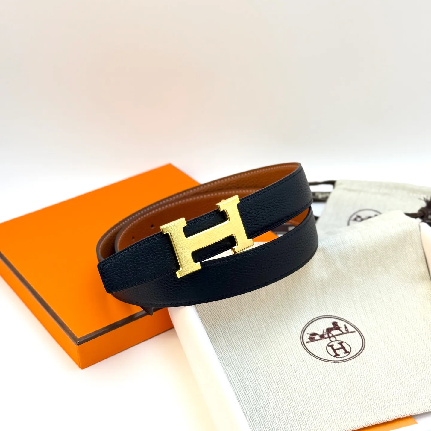❤️H 5382 Belt-Togo-32MM ❤️ 💰480💰Full package💰 💍Purchase level Hermès men's belts are highly respected for their exquisite craftsmanship, high-quality materials and classic designs, and are the top choice among men's fashion accessories. The most iconic design is the button with the "H" logo, which is simple, elegant and highly recognizable, suitable for business and leisure occasions. It is not only a practical accessory, but also a symbol of status and taste. Whether it is a business occasion or casual wear, it can add a sense of luxury and sophistication to the overall look.
