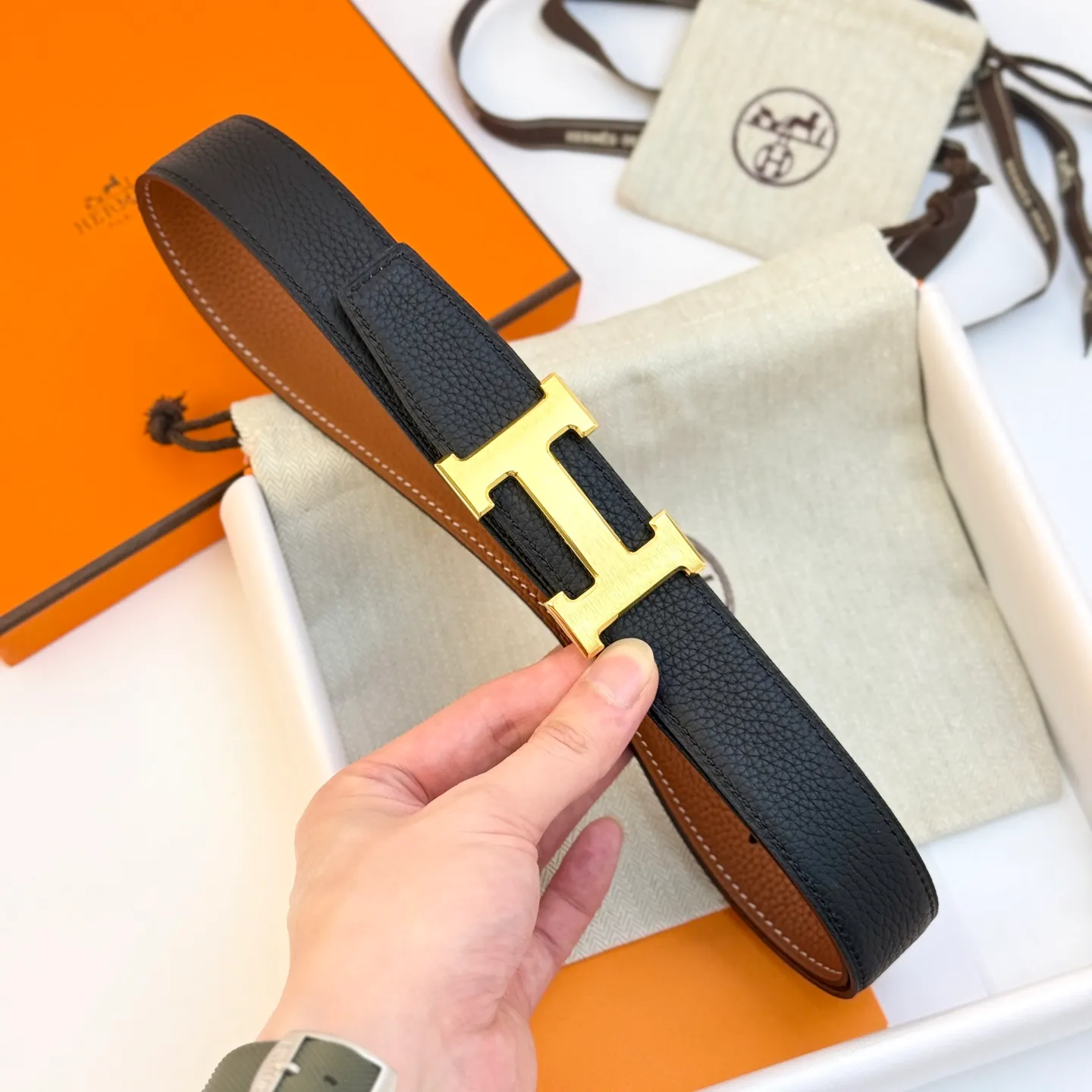 ❤️H 5382 Belt-Togo-32MM ❤️ 💰480💰Full package💰 💍Purchase level Hermès men's belts are highly respected for their exquisite craftsmanship, high-quality materials and classic designs, and are the top choice among men's fashion accessories. The most iconic design is the button with the "H" logo, which is simple, elegant and highly recognizable, suitable for business and leisure occasions. It is not only a practical accessory, but also a symbol of status and taste. Whether it is a business occasion or casual wear, it can add a sense of luxury and sophistication to the overall look.