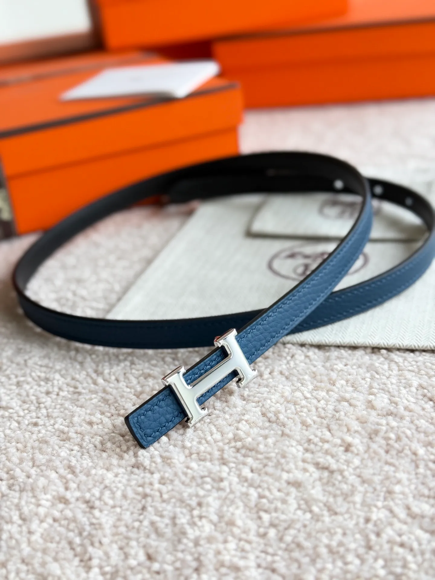 💰420💰Full package💰 💍Purchase level Hermès ⚡️🌹Mini H 5382 Fine hardware with imported togo leather Width 13MM Hermes women's belt is highly praised for its exquisite craftsmanship, high-quality materials and classic design. It is the top choice for women's belts. It is simple and elegant. The product has a delicate feel. It is not only a practical accessory, but also adds highlights to the overall look ♥️