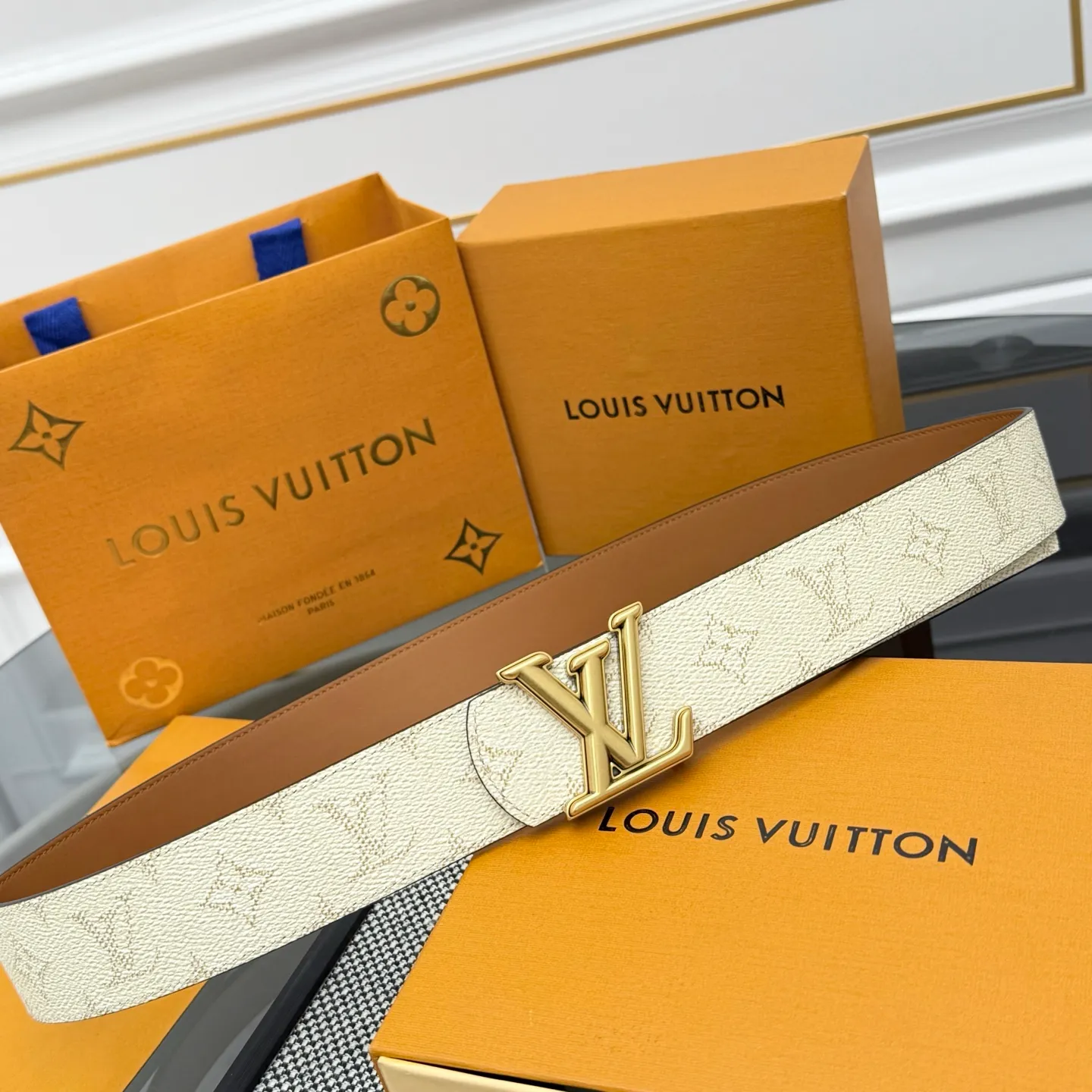 💰480💰Full package💰 💍Purchasing-grade LV⚡️🌹Dimension Monogram Héritage double-sided belt is spliced ​​with plain leather and Monogram coated canvas, presenting a new interpretation of the classic design. Brand elements are given a textured feel, and the LV letter buckle adds an eye-catching touch.