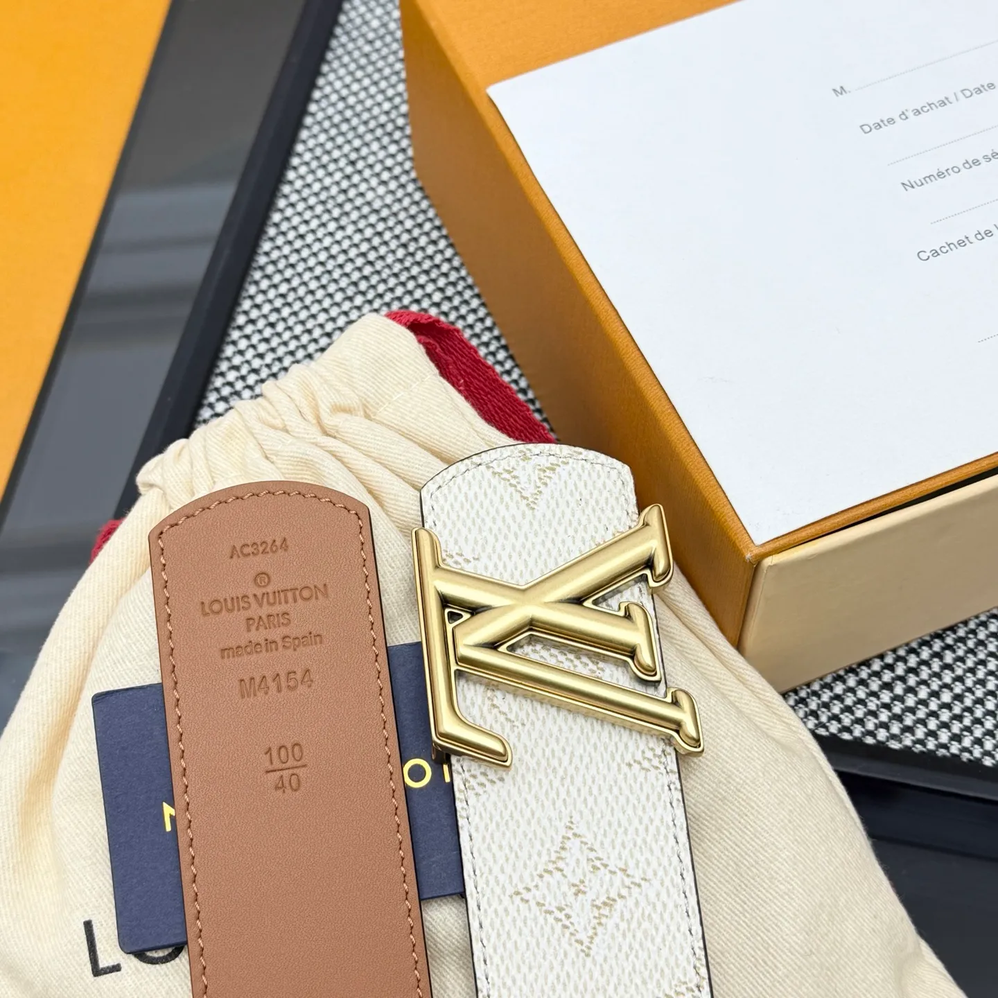 💰480💰Full package💰 💍Purchasing-grade LV⚡️🌹Dimension Monogram Héritage double-sided belt is spliced ​​with plain leather and Monogram coated canvas, presenting a new interpretation of the classic design. Brand elements are given a textured feel, and the LV letter buckle adds an eye-catching touch.