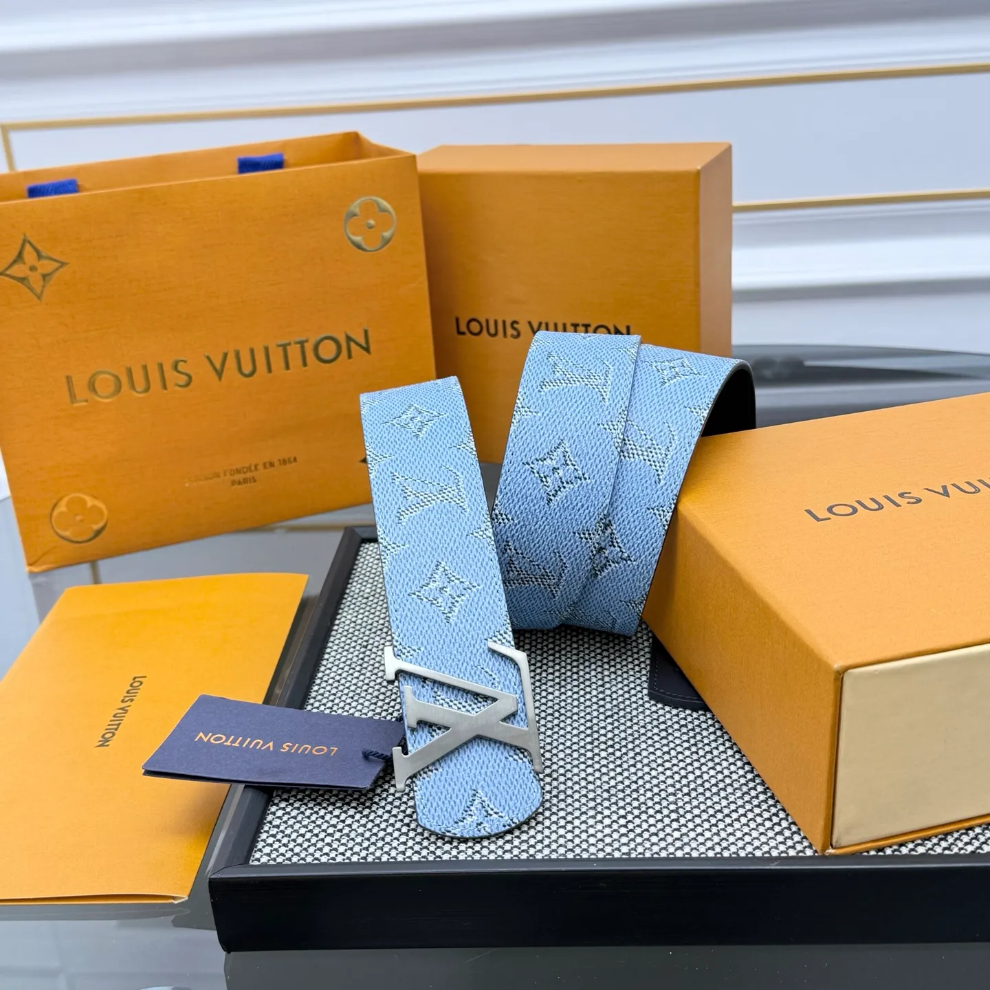 💰480💰Full package💰 💍Purchasing-grade LV Dimension Monogram Héritage double-sided belt is spliced ​​with plain leather and Monogram coated canvas, presenting a new interpretation of the classic design. Brand elements are given a textured feel, and the LV letter buckle adds an eye-catching touch.