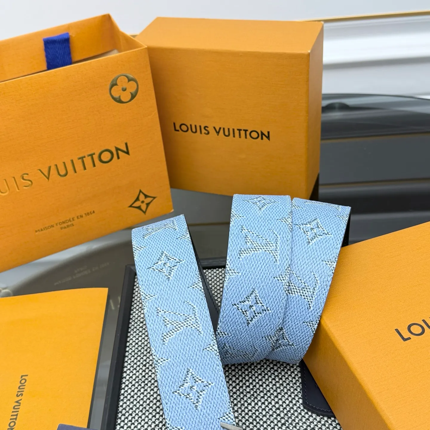 💰480💰Full package💰 💍Purchasing-grade LV Dimension Monogram Héritage double-sided belt is spliced ​​with plain leather and Monogram coated canvas, presenting a new interpretation of the classic design. Brand elements are given a textured feel, and the LV letter buckle adds an eye-catching touch.