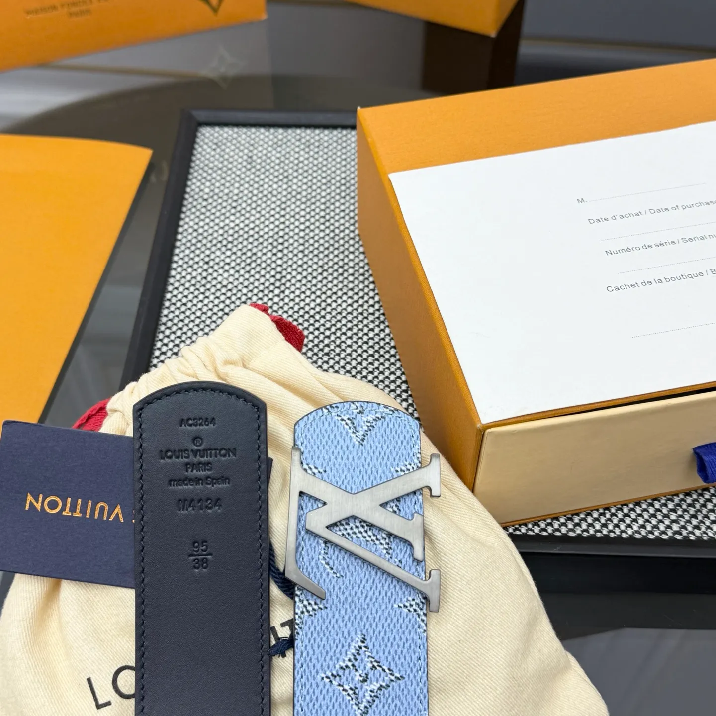 💰480💰Full package💰 💍Purchasing-grade LV Dimension Monogram Héritage double-sided belt is spliced ​​with plain leather and Monogram coated canvas, presenting a new interpretation of the classic design. Brand elements are given a textured feel, and the LV letter buckle adds an eye-catching touch.