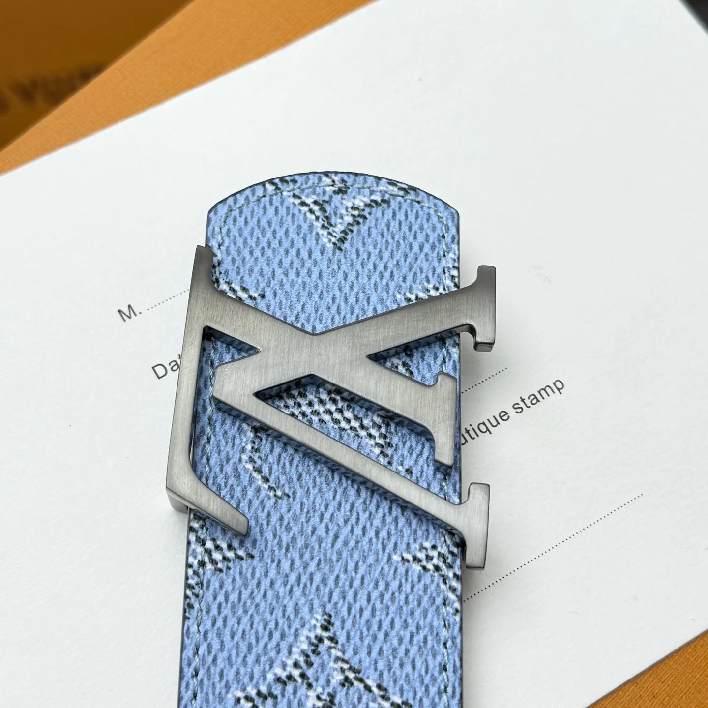 💰480💰Full package💰 💍Purchasing-grade LV Dimension Monogram Héritage double-sided belt is spliced ​​with plain leather and Monogram coated canvas, presenting a new interpretation of the classic design. Brand elements are given a textured feel, and the LV letter buckle adds an eye-catching touch.