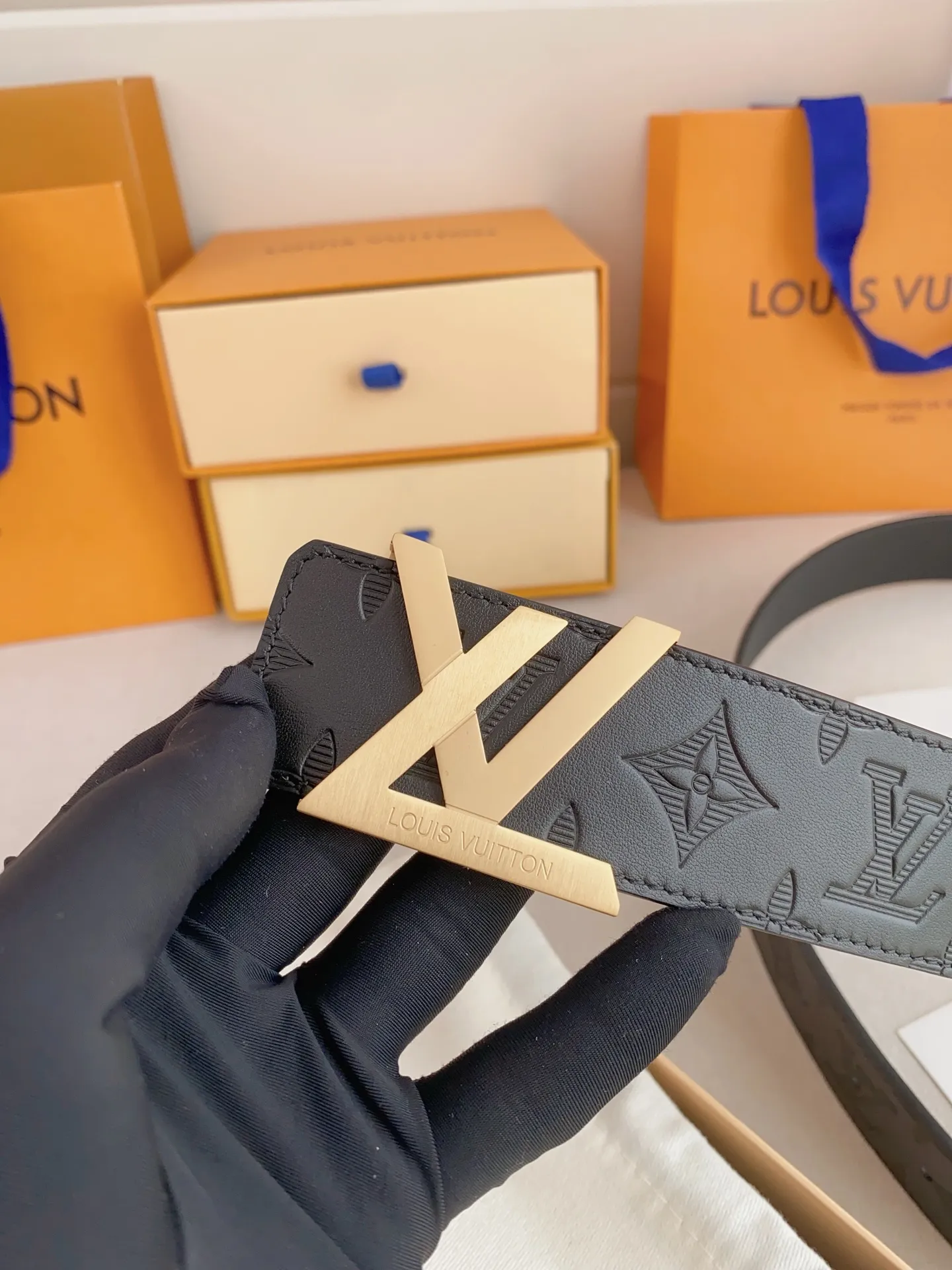💰480💰Full package💰 💍Purchasing-grade LV⚡️🌹Luxurious modern Taurillon leather, decorated with the elegant and elegant iconic ⚡️🌹LV initials. Soft and strong belt ⚡️🌹Double-sided imported cowhide can be used on both sides; can be matched with various clothing from dresses to casual wear. Width 4.0cm