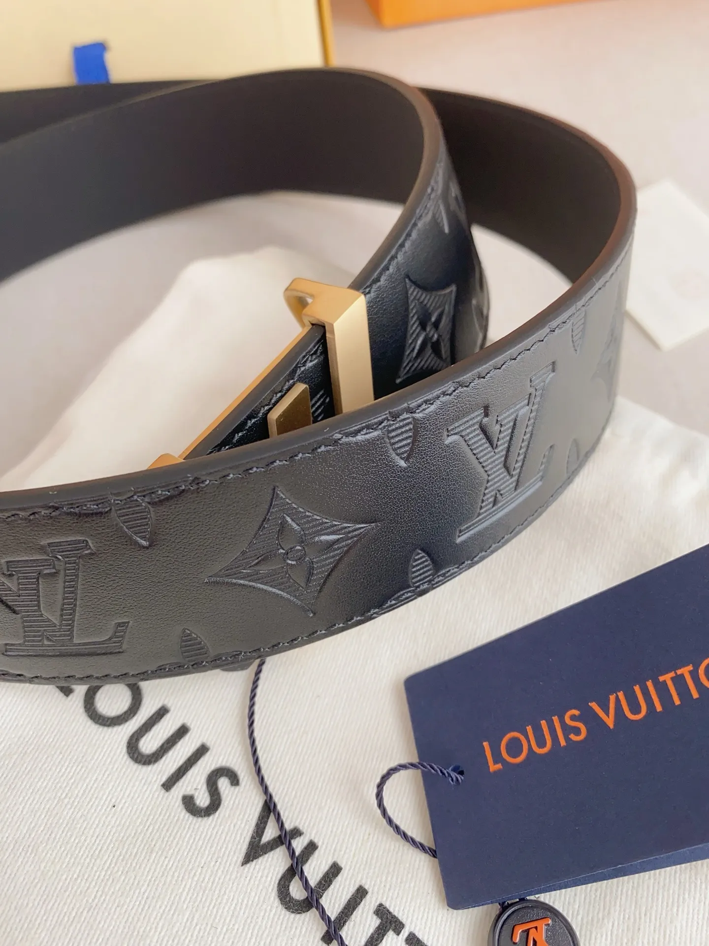 💰480💰Full package💰 💍Purchasing-grade LV⚡️🌹Luxurious modern Taurillon leather, decorated with the elegant and elegant iconic ⚡️🌹LV initials. Soft and strong belt ⚡️🌹Double-sided imported cowhide can be used on both sides; can be matched with various clothing from dresses to casual wear. Width 4.0cm