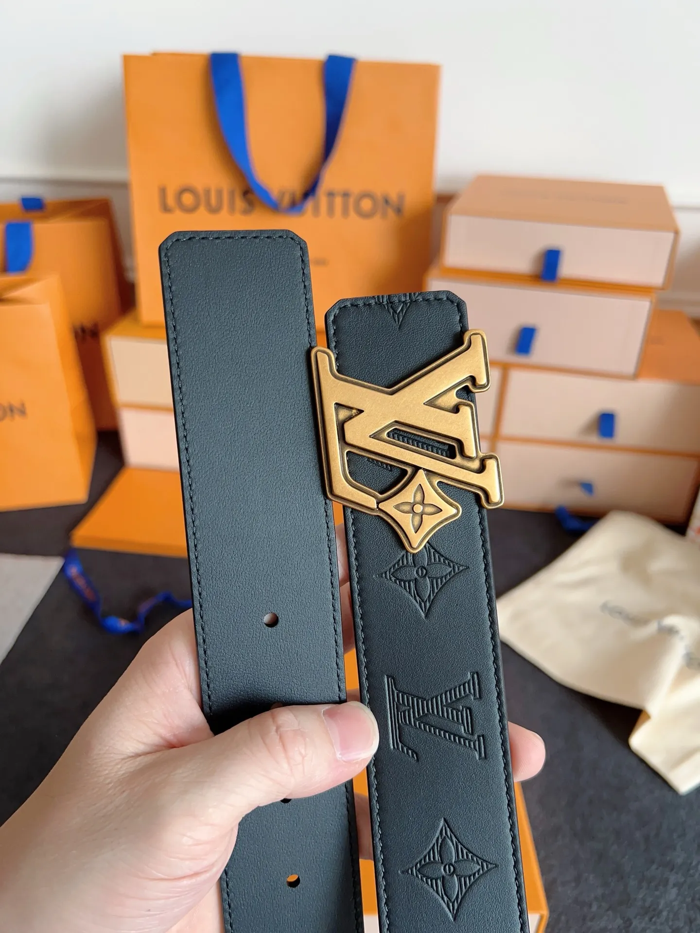 💰520💰Full set of packaging💰 💍Purchase level Lv donkey brand new product⚡️🌹Width 4.0cm Brand new retro craft letter buckle⚡️🌹One side of the belt is made of Italian original leather🌹Cowhide embossed texture version, double-sided, excellent upper body effect, super good texture M0032