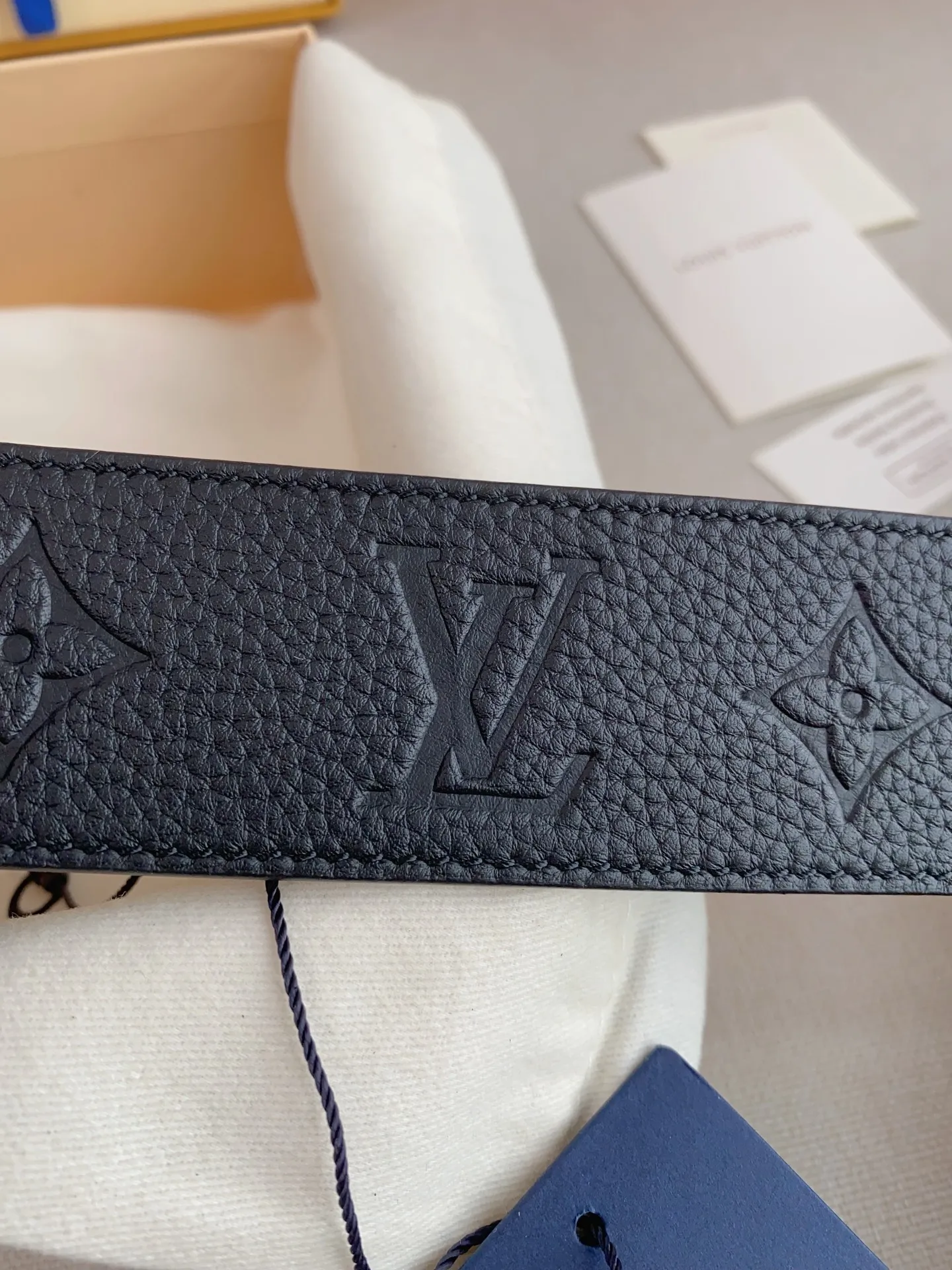 💰480💰Full package💰 💍Purchasing-grade LV⚡️🌹Luxurious modern Taurillon leather, decorated with the elegant and elegant iconic ⚡️🌹LV initials. Soft and strong belt ⚡️🌹Double-sided imported cowhide can be used on both sides; can be matched with various clothing from dresses to casual wear. Width 4.0cm