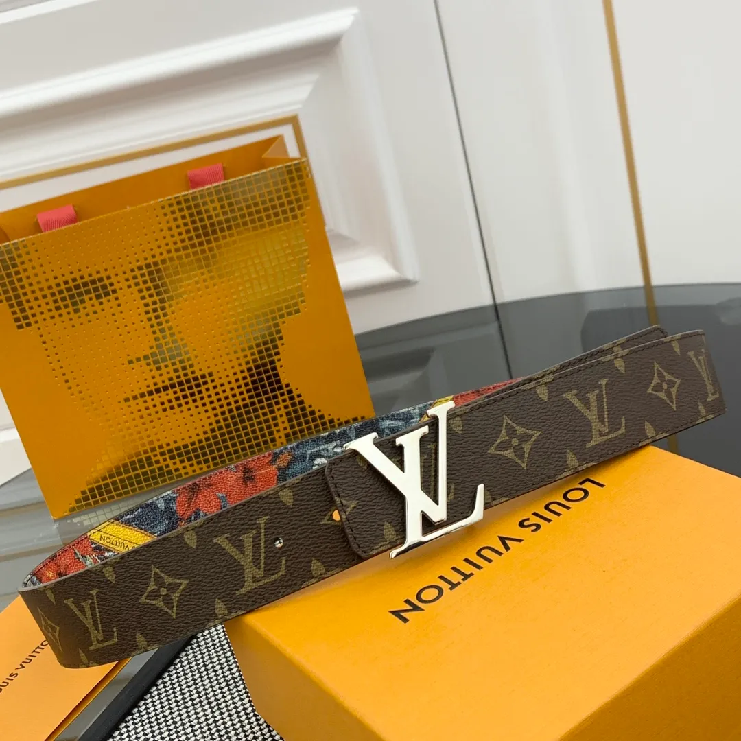 💰480💰Full package💰 💍Purchase-grade LV Louis Vuitton [New product] Genuine version Width 40MM The 2024 early autumn men's wear series follows the footsteps of Dandy sailors and embarks on a global journey. This LV Tag reversible belt has a surf-style pattern on one side, evoking memories of tropical island trips, and flips it over to reveal the classic Monogram element. LV Tag buckle adds another touch of attention